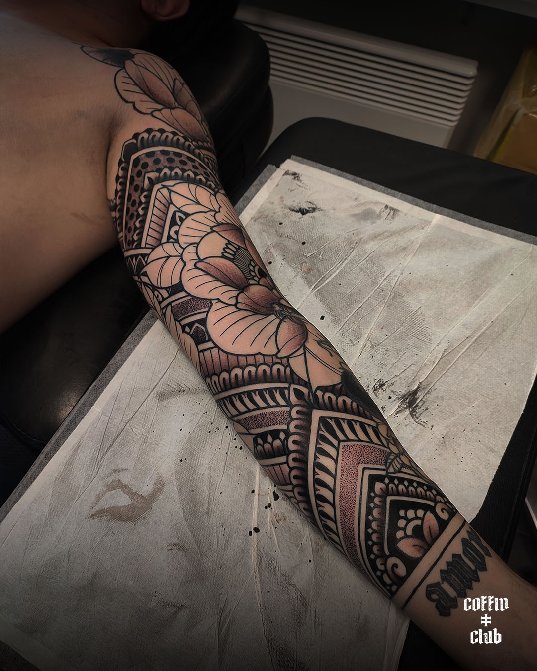 Le tatoueur ornemental, mandala et géométrique Lotus Noir au Coffin Club de Lausanne.
