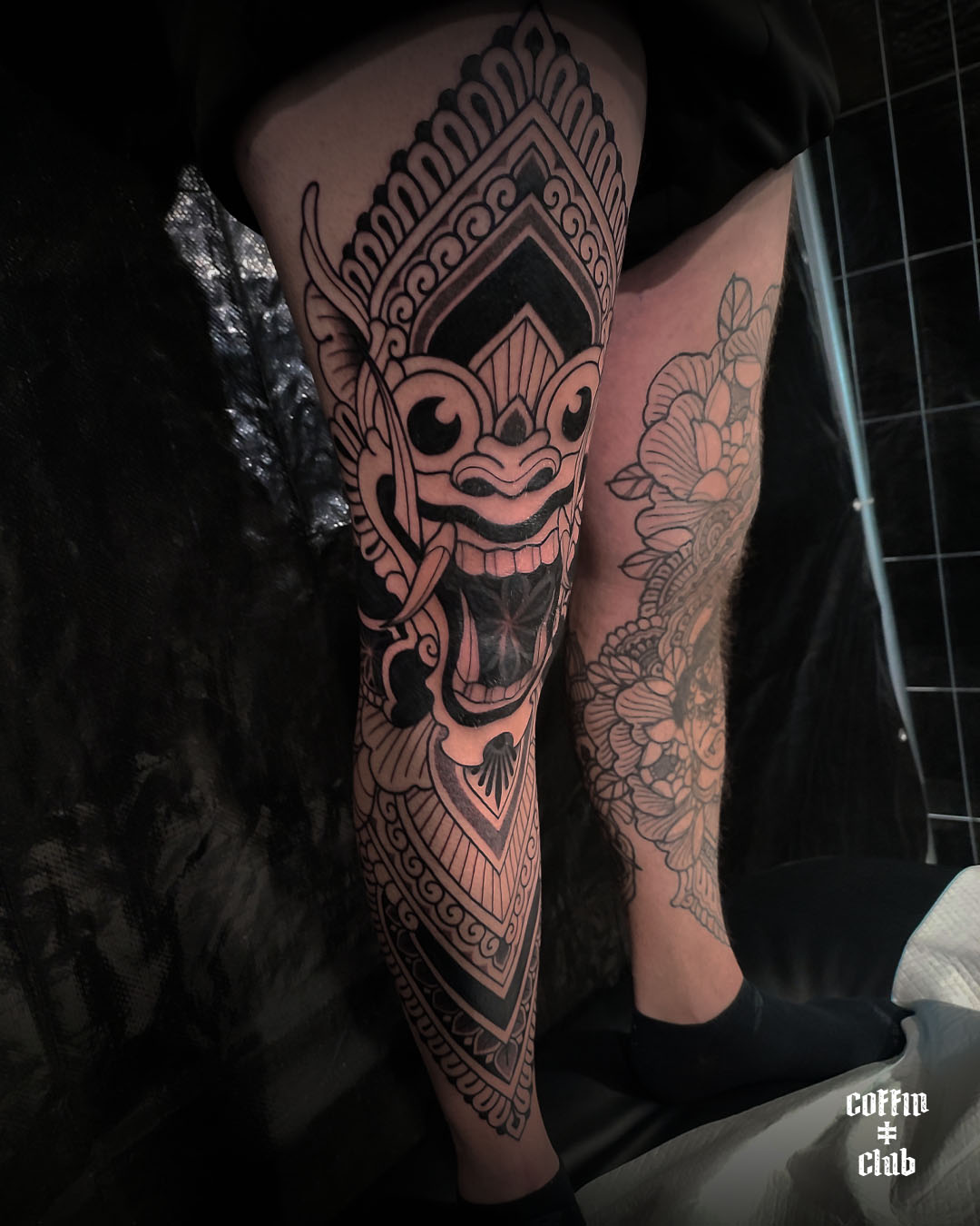 Le tatoueur ornemental, mandala et géométrique Lotus Noir au Coffin Club de Lausanne.