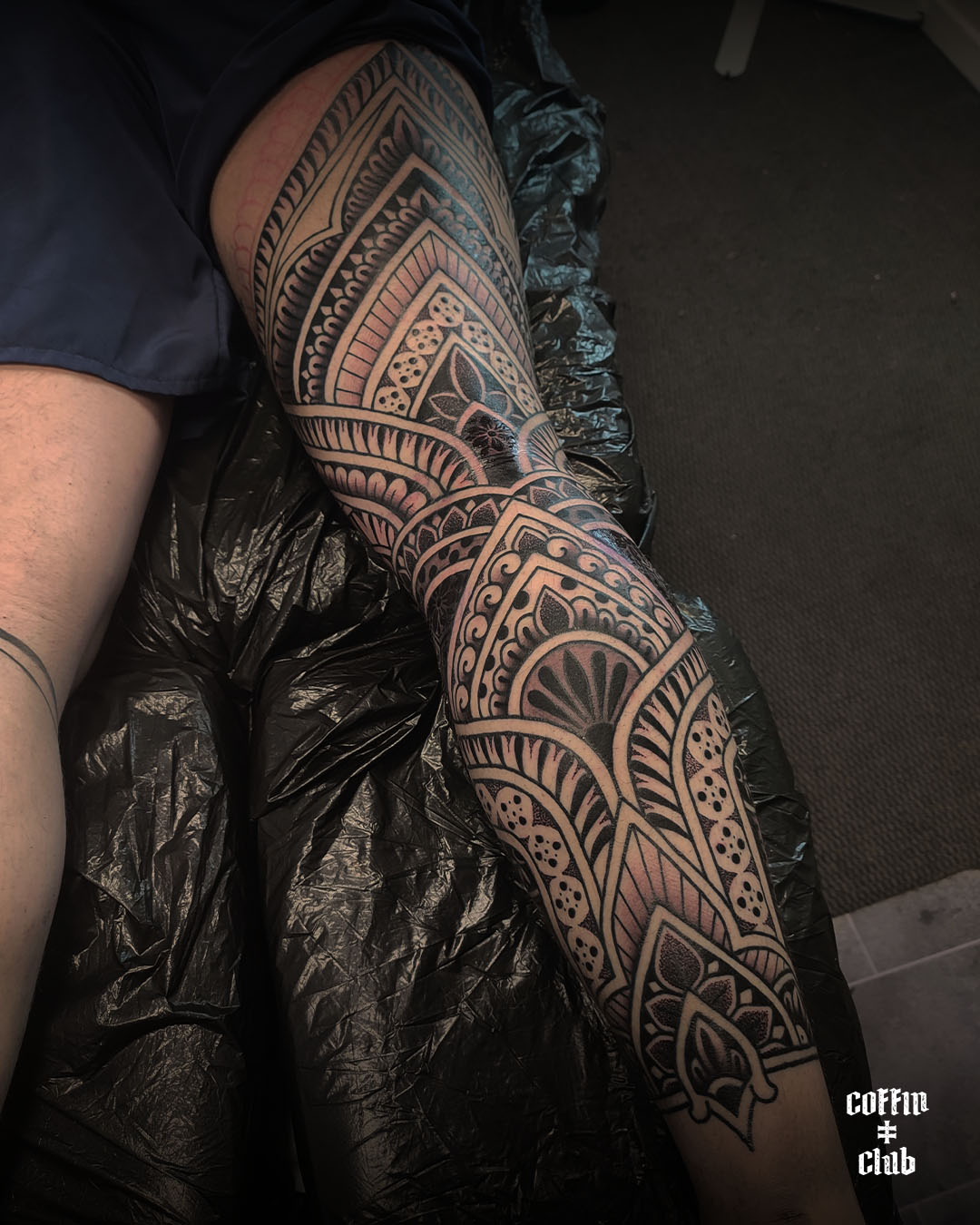 Le tatoueur ornemental, mandala et géométrique Lotus Noir au Coffin Club de Lausanne.