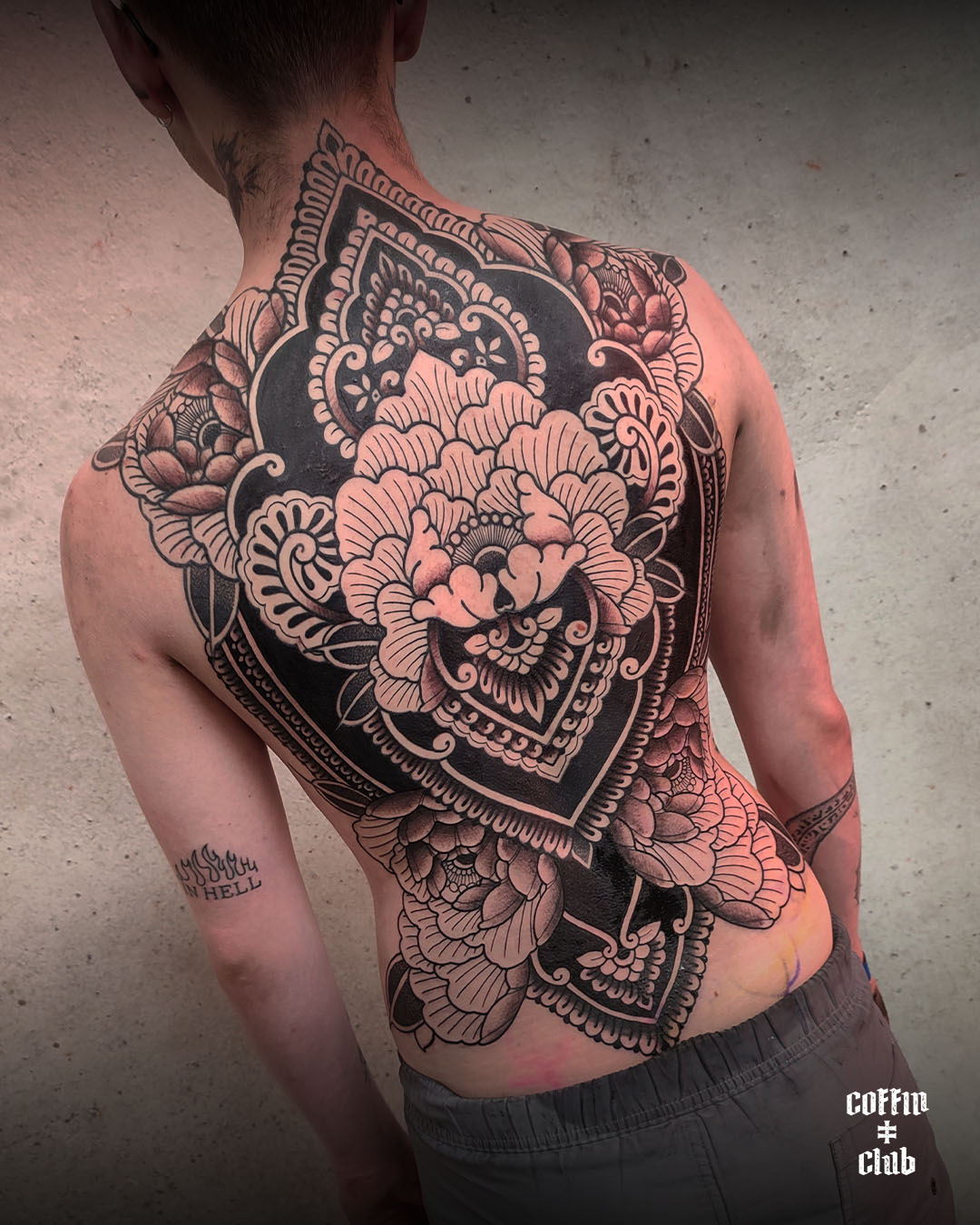 Le tatoueur ornemental, mandala et géométrique Lotus Noir au Coffin Club de Lausanne.