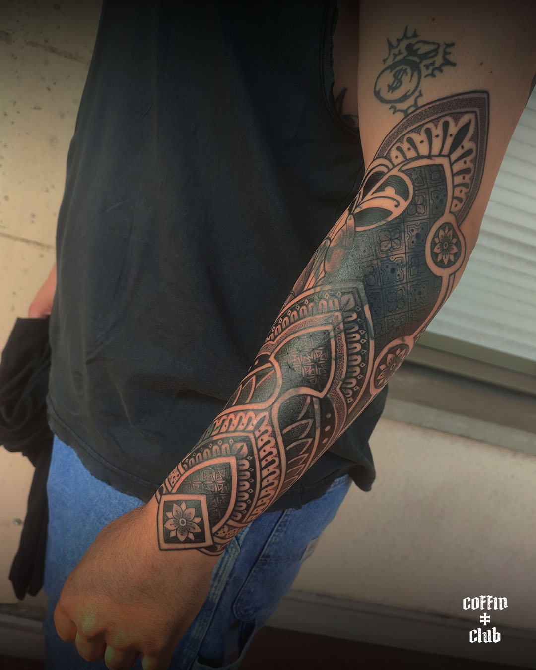 Le tatoueur ornemental, mandala et géométrique Lotus Noir au Coffin Club de Lausanne.