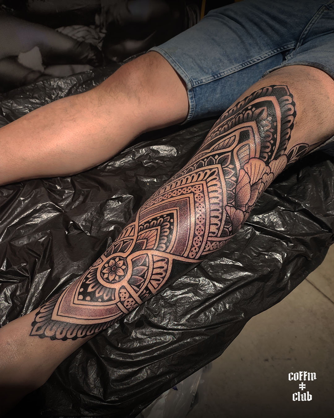 Le tatoueur ornemental, mandala et géométrique Lotus Noir au Coffin Club de Lausanne.