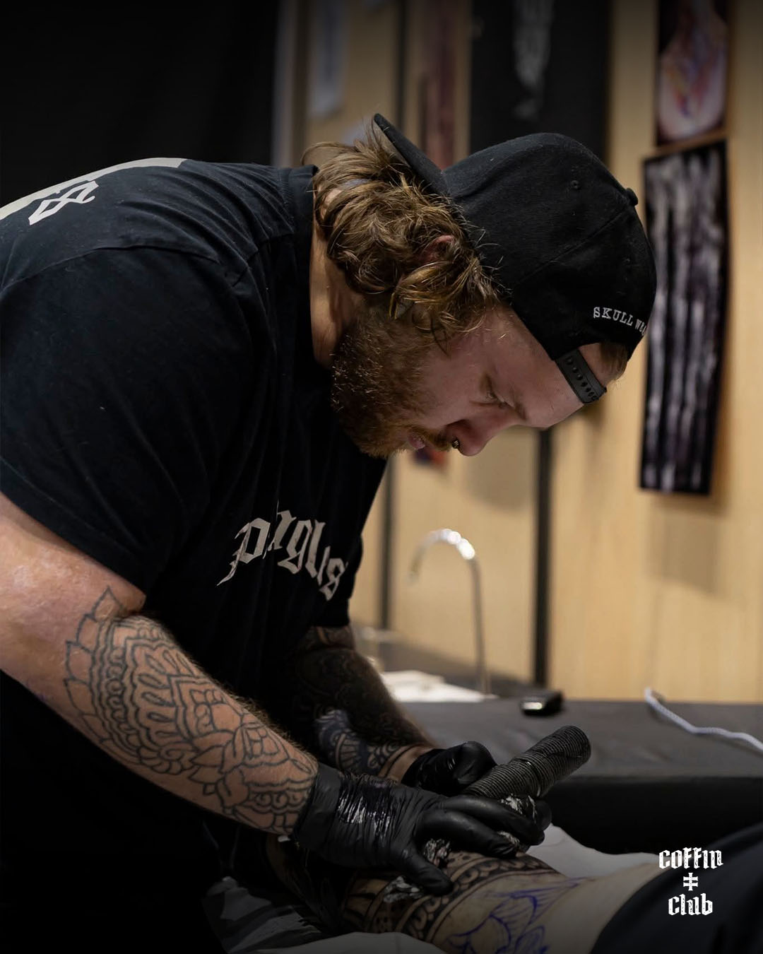 Le tatoueur ornemental, mandala et géométrique Lotus Noir au Coffin Club de Lausanne.