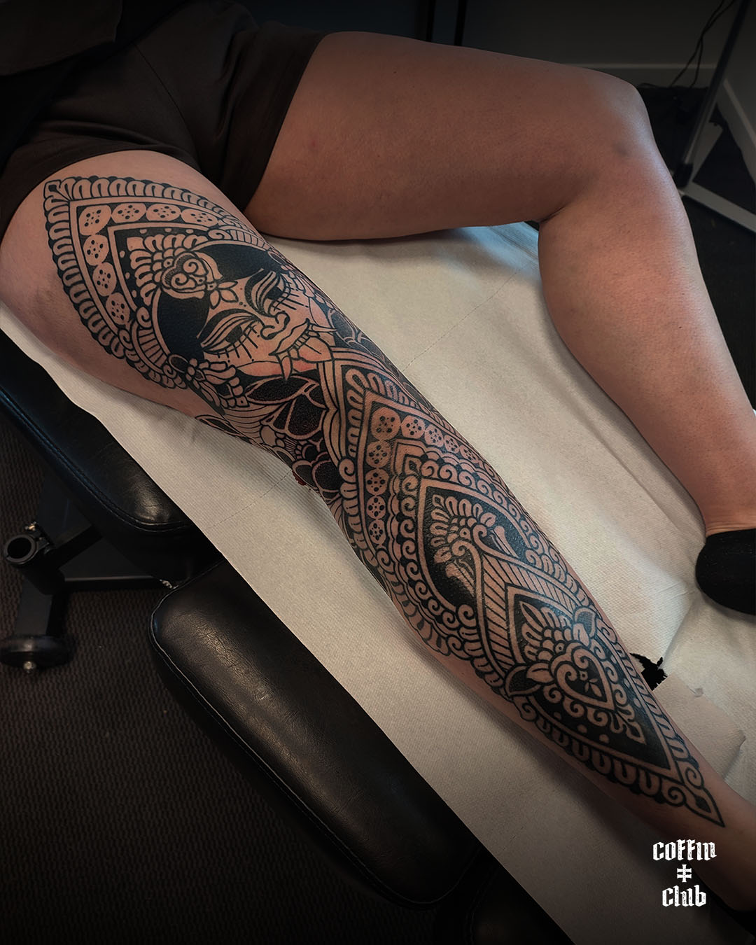 Le tatoueur ornemental, mandala et géométrique Lotus Noir au Coffin Club de Lausanne.