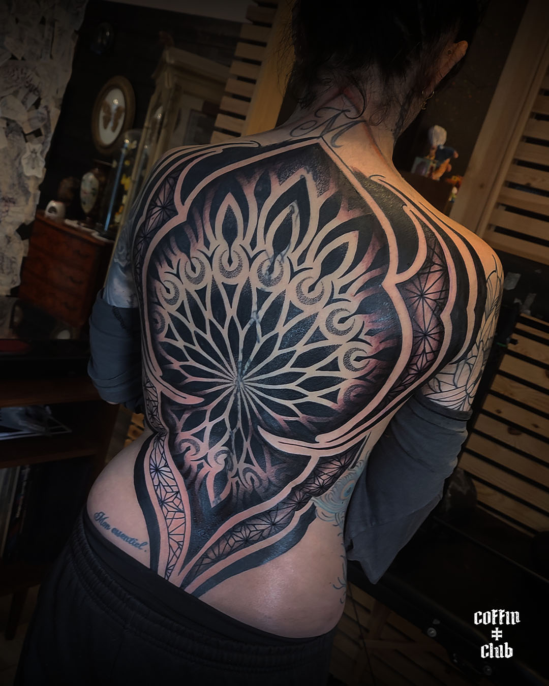 Le tatoueur ornemental, mandala et géométrique Lotus Noir au Coffin Club de Lausanne.