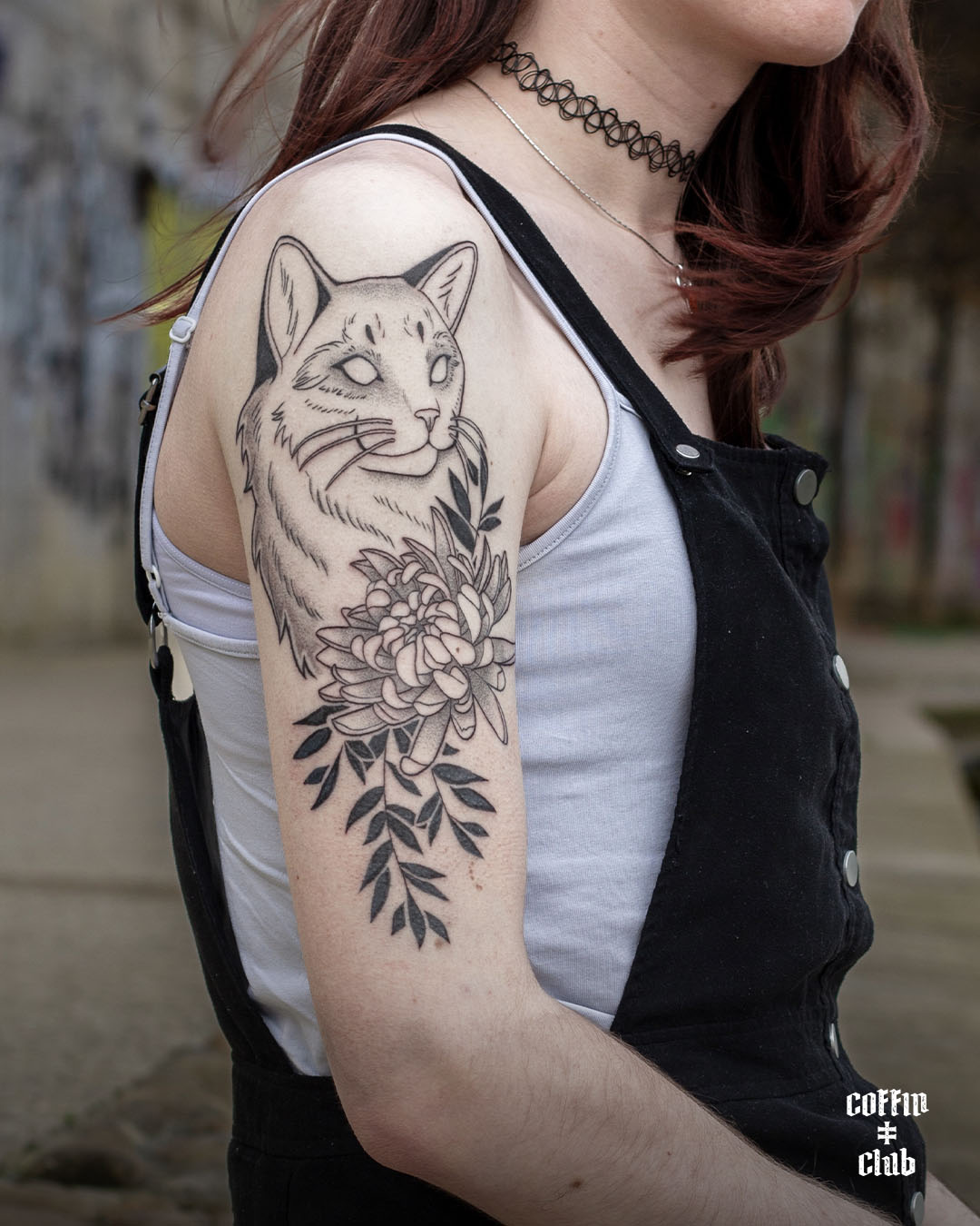 La tatoueuse spécialisée en illustration au Coffin Club de Lausanne.