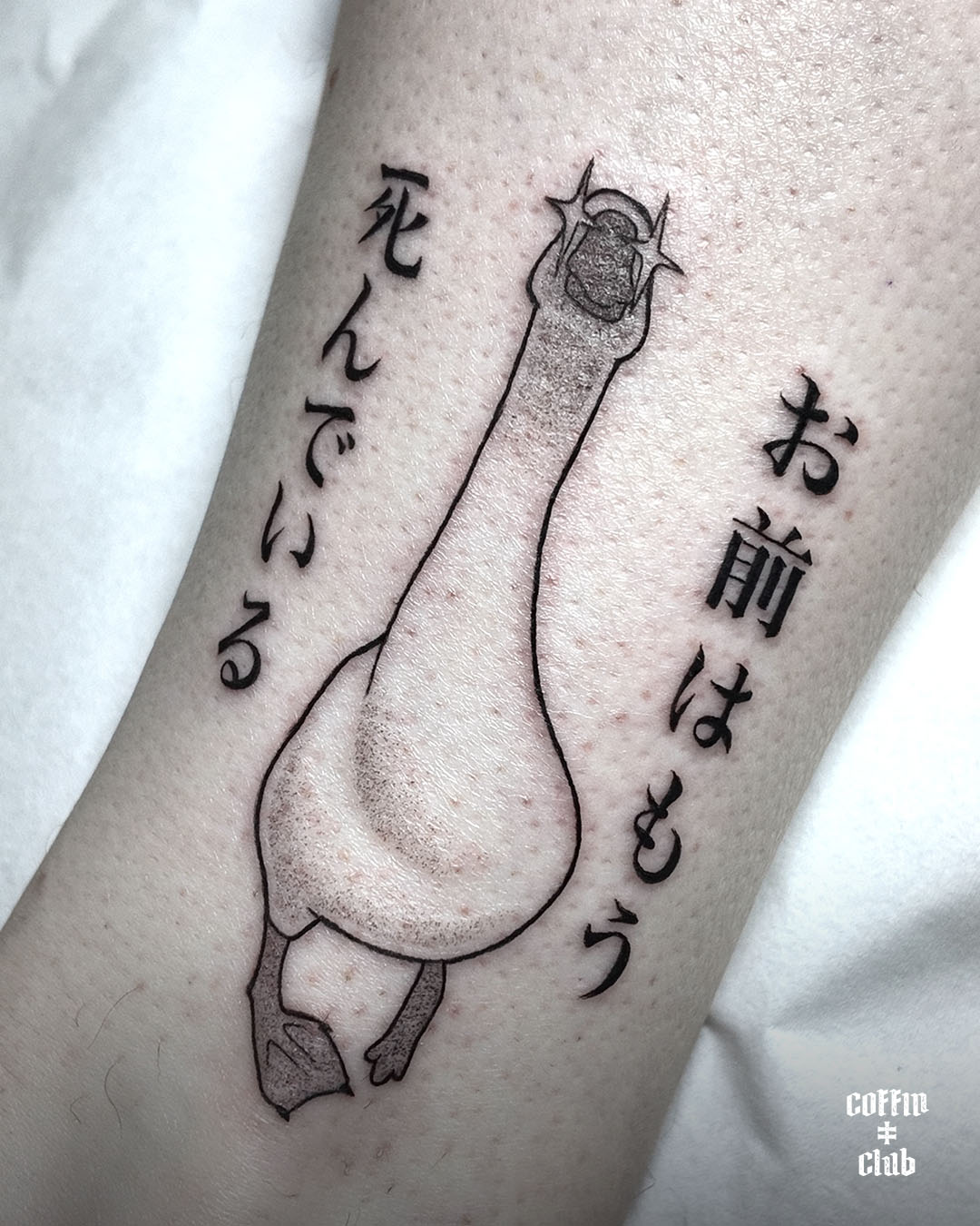 La tatoueuse spécialisée en illustration au Coffin Club de Lausanne.