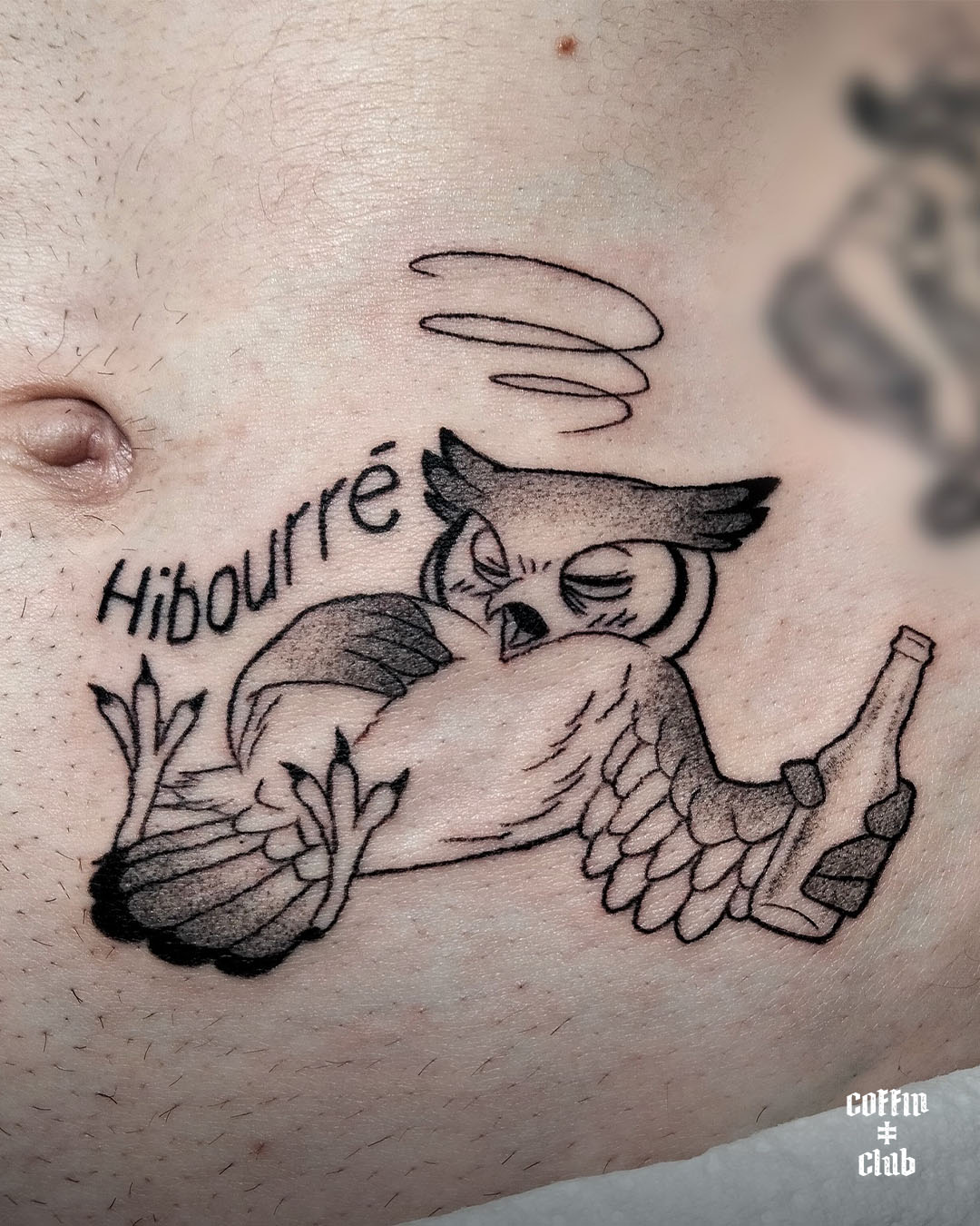 La tatoueuse spécialisée en illustration au Coffin Club de Lausanne.
