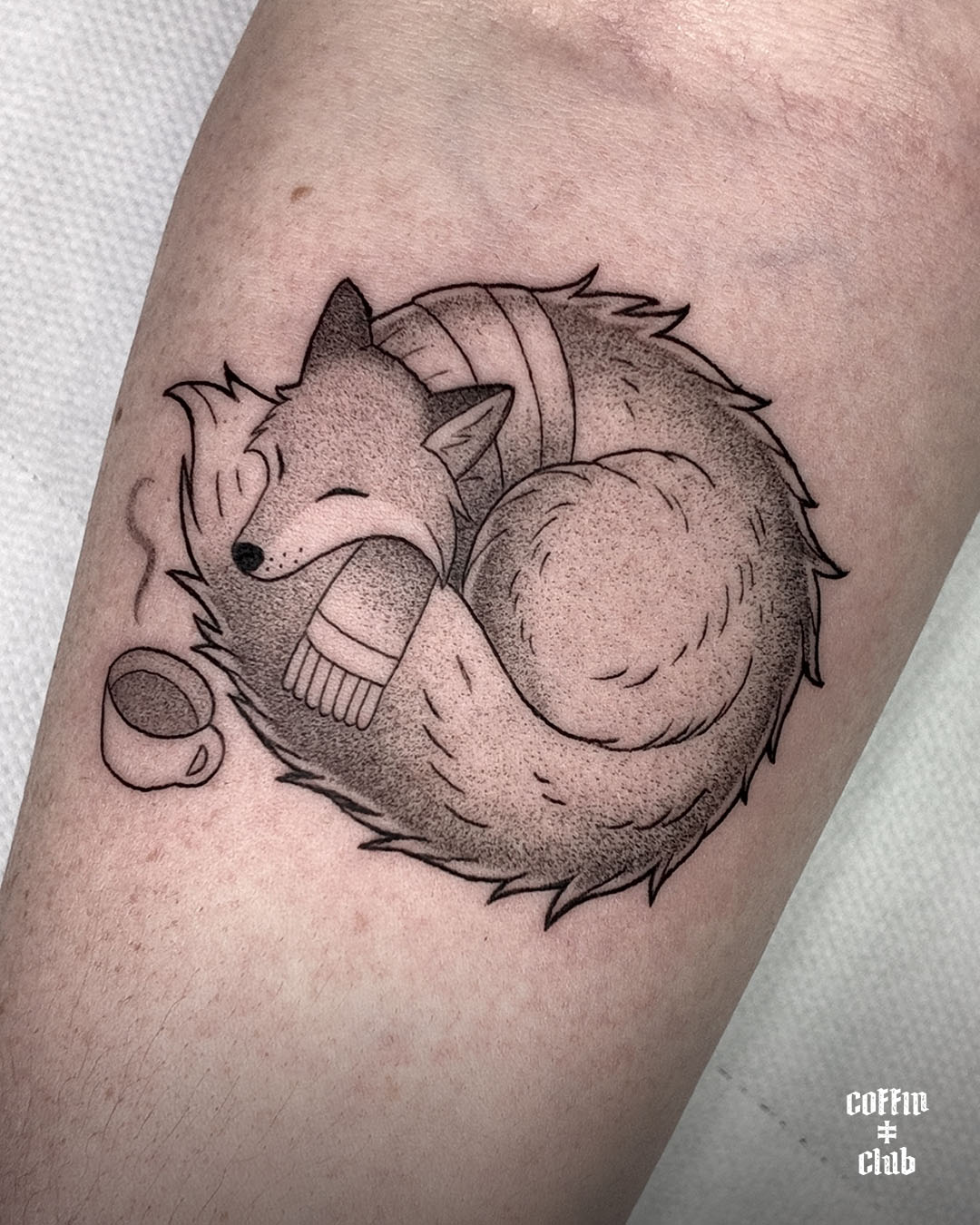 La tatoueuse spécialisée en illustration au Coffin Club de Lausanne.