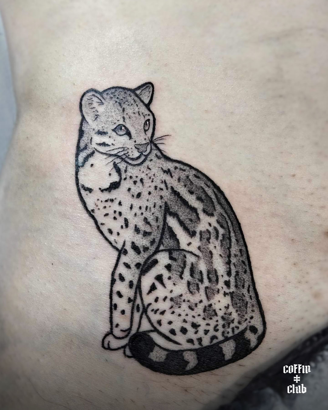La tatoueuse spécialisée en illustration au Coffin Club de Lausanne.