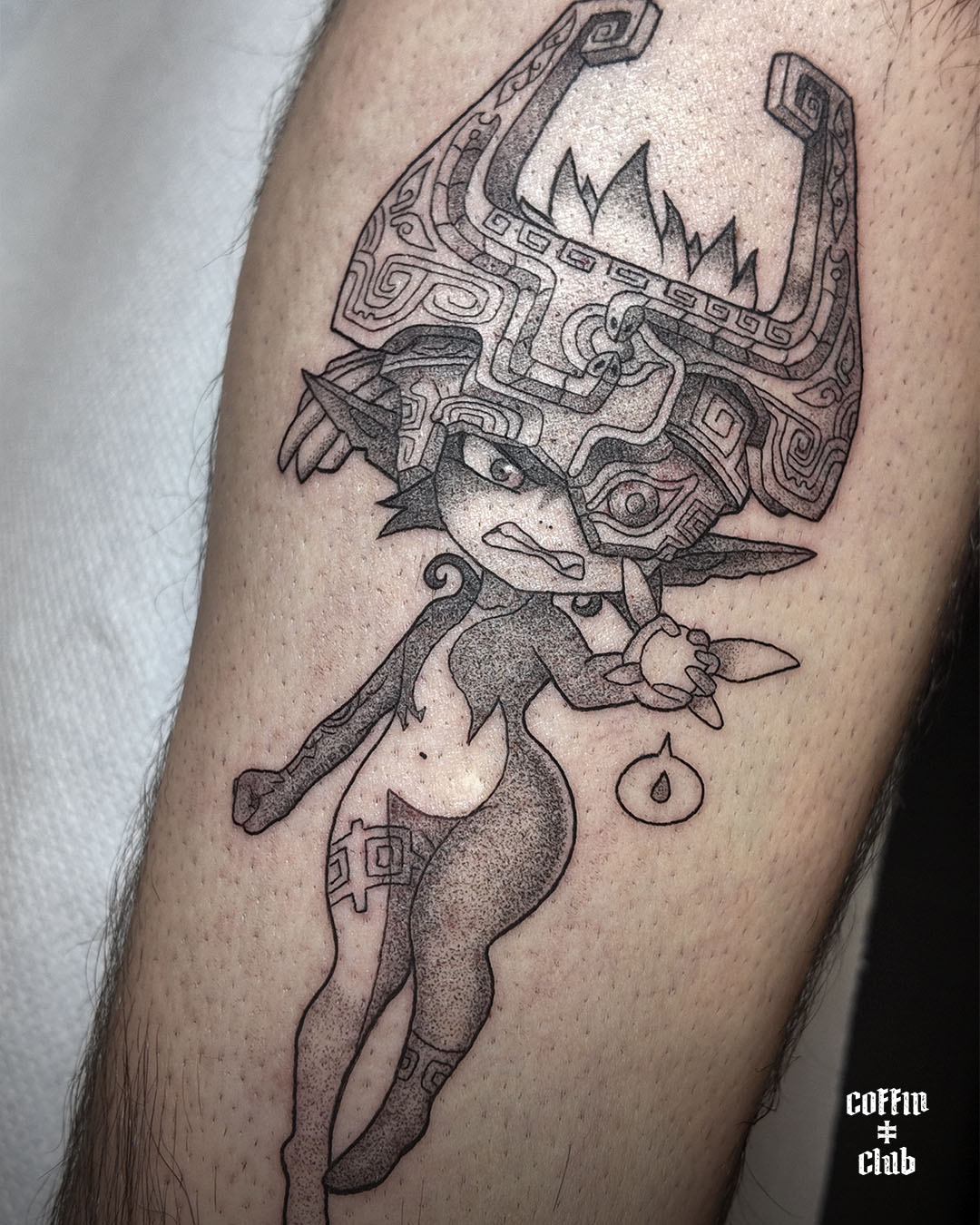 La tatoueuse spécialisée en illustration au Coffin Club de Lausanne.