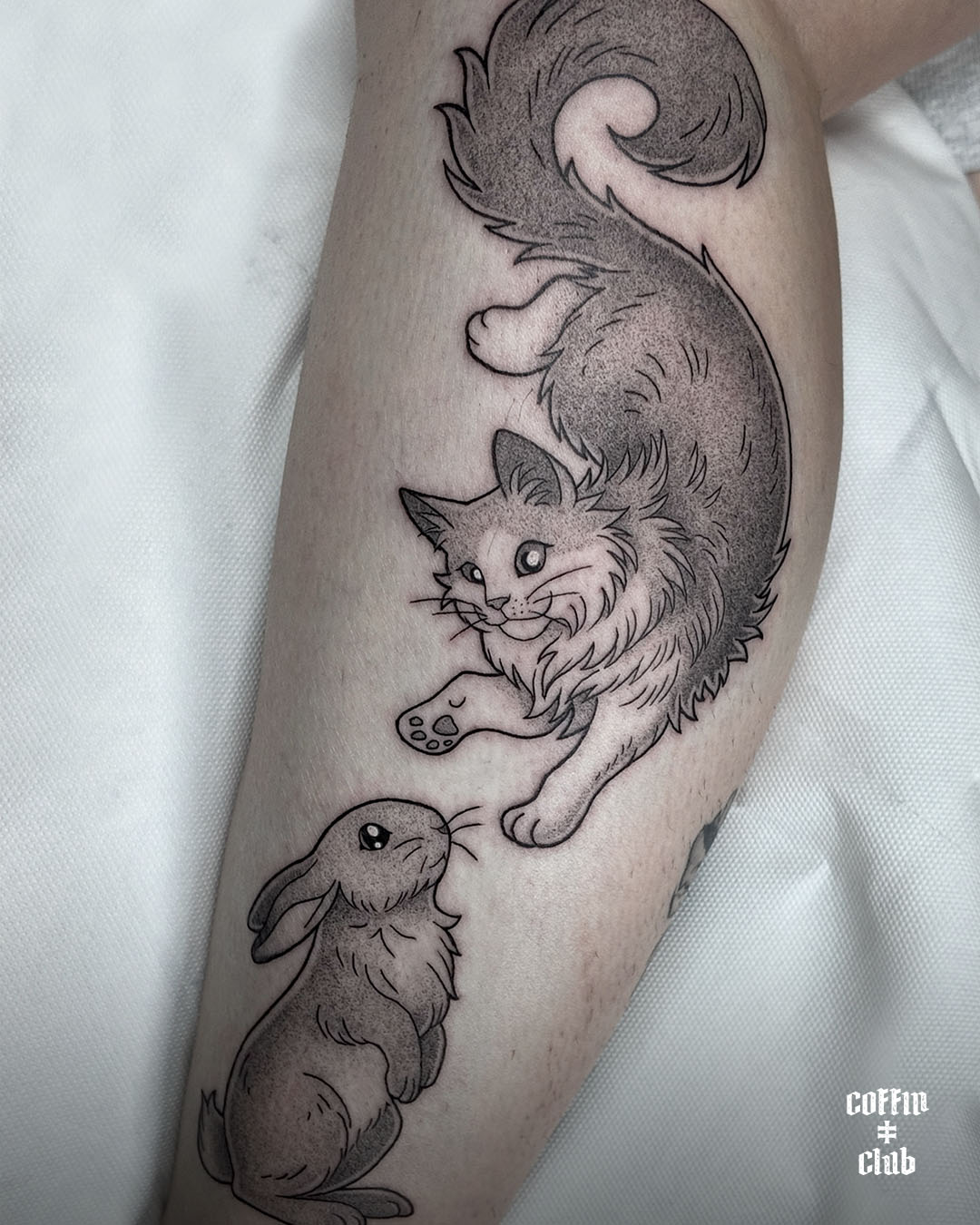La tatoueuse spécialisée en illustration au Coffin Club de Lausanne.