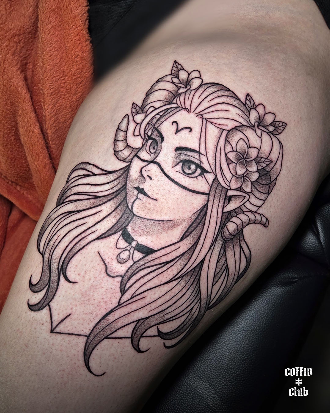 La tatoueuse spécialisée en illustration au Coffin Club de Lausanne.