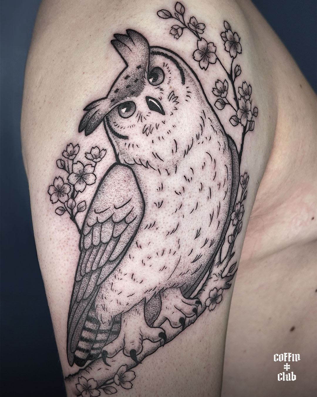 La tatoueuse spécialisée en illustration au Coffin Club de Lausanne.