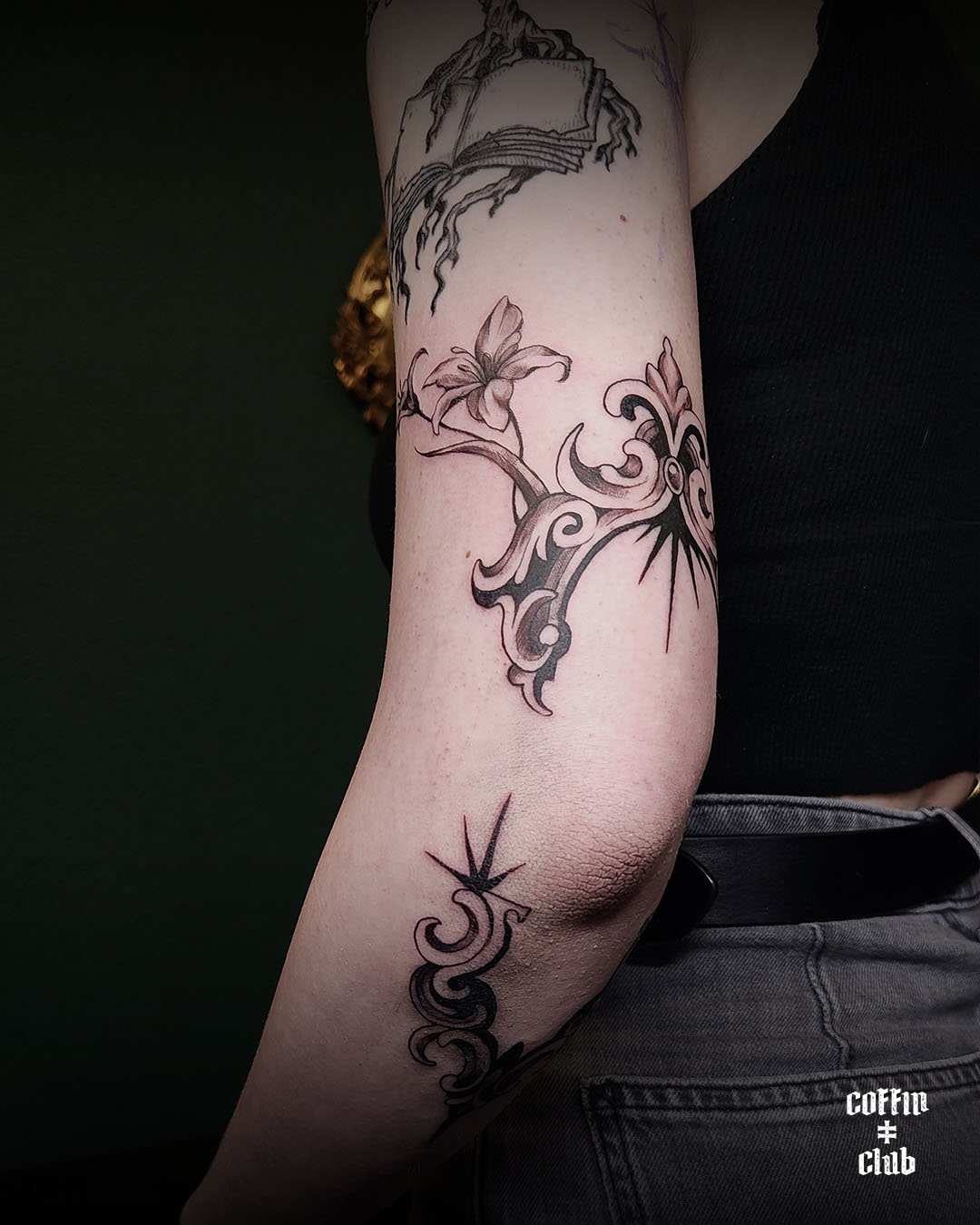 La tatoueur spécialisée en illustration/fantasy au Coffin Club de Lausanne