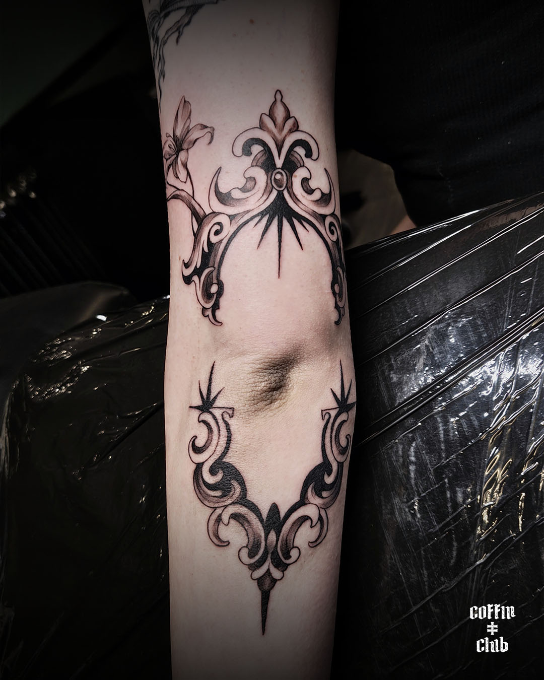 La tatoueur spécialisée en illustration/fantasy au Coffin Club de Lausanne