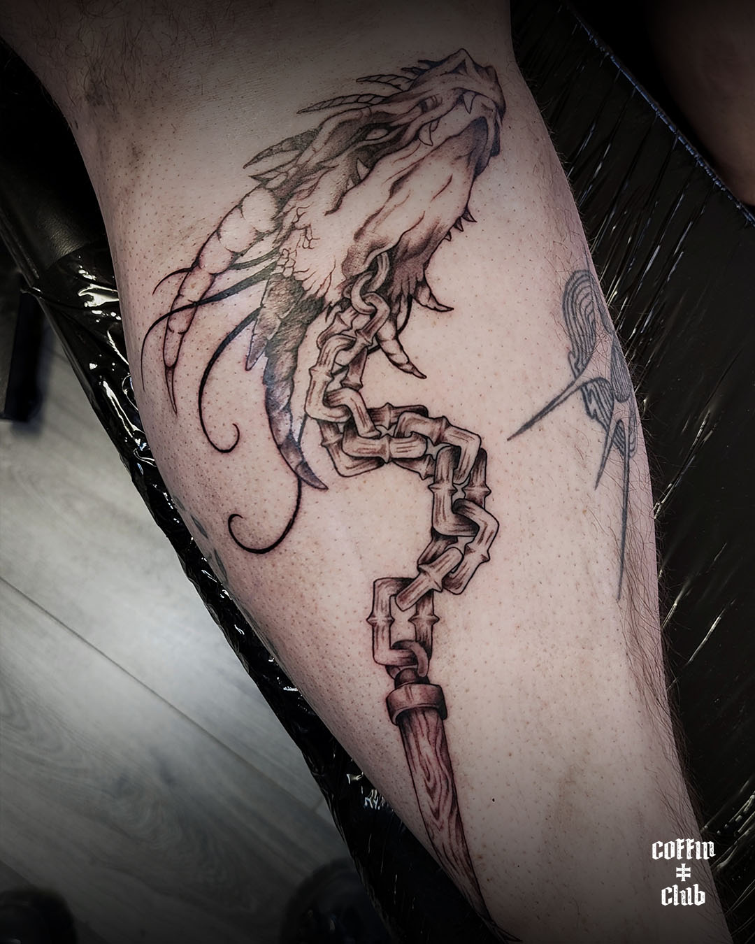 La tatoueur spécialisée en illustration/fantasy au Coffin Club de Lausanne