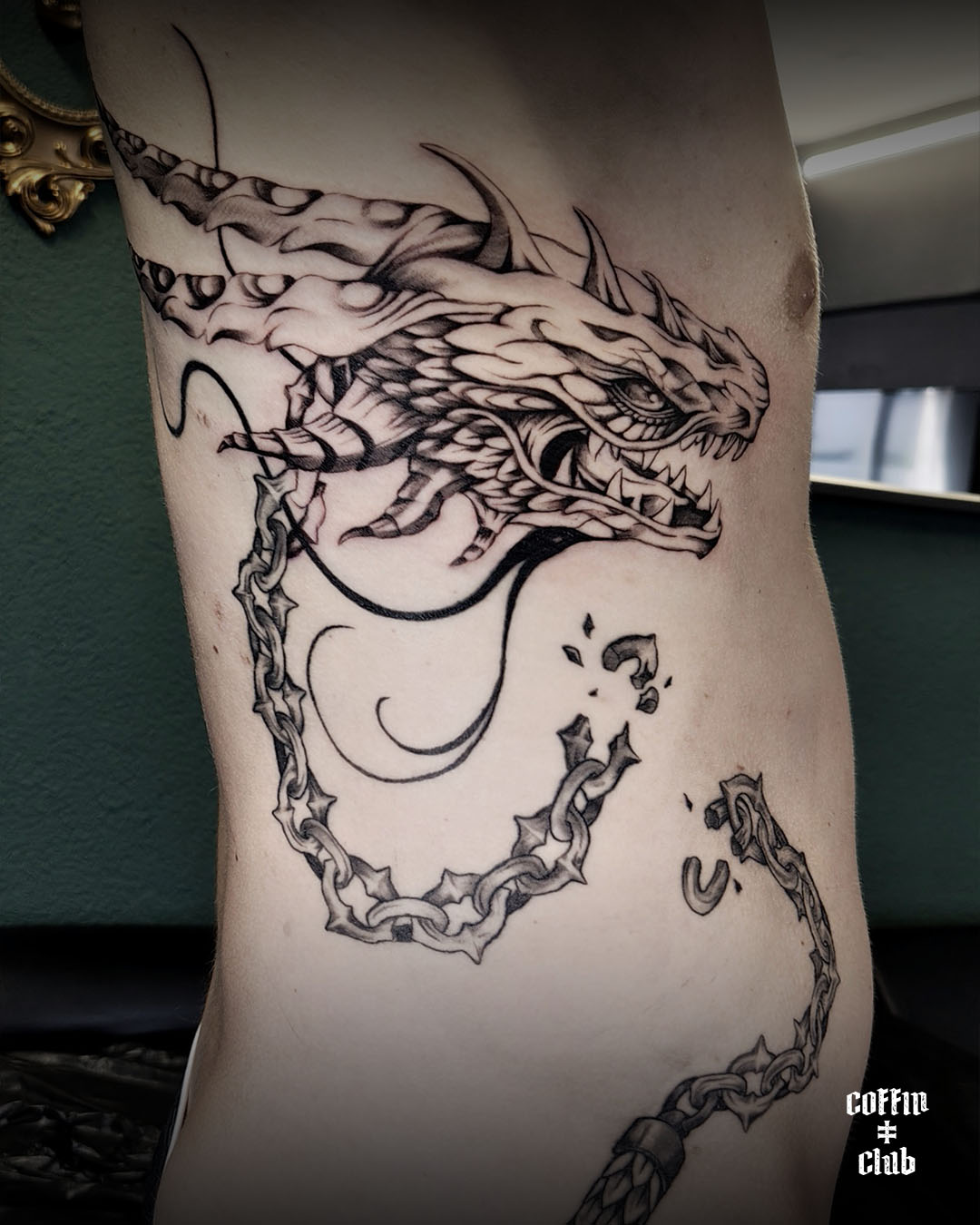 La tatoueur spécialisée en illustration/fantasy au Coffin Club de Lausanne