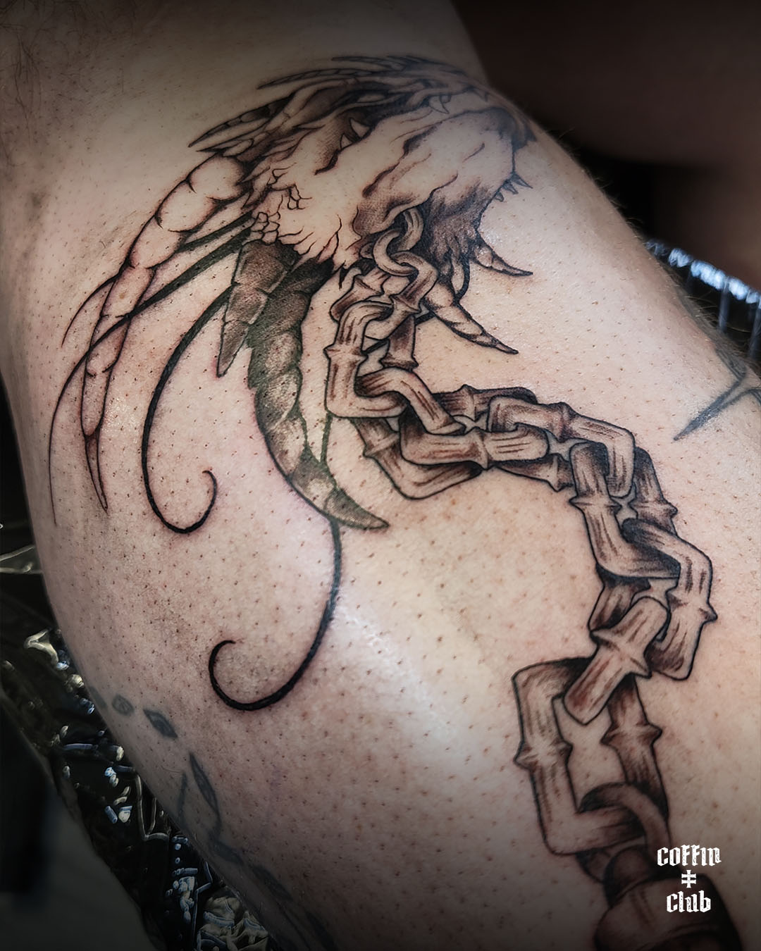 La tatoueur spécialisée en illustration/fantasy au Coffin Club de Lausanne