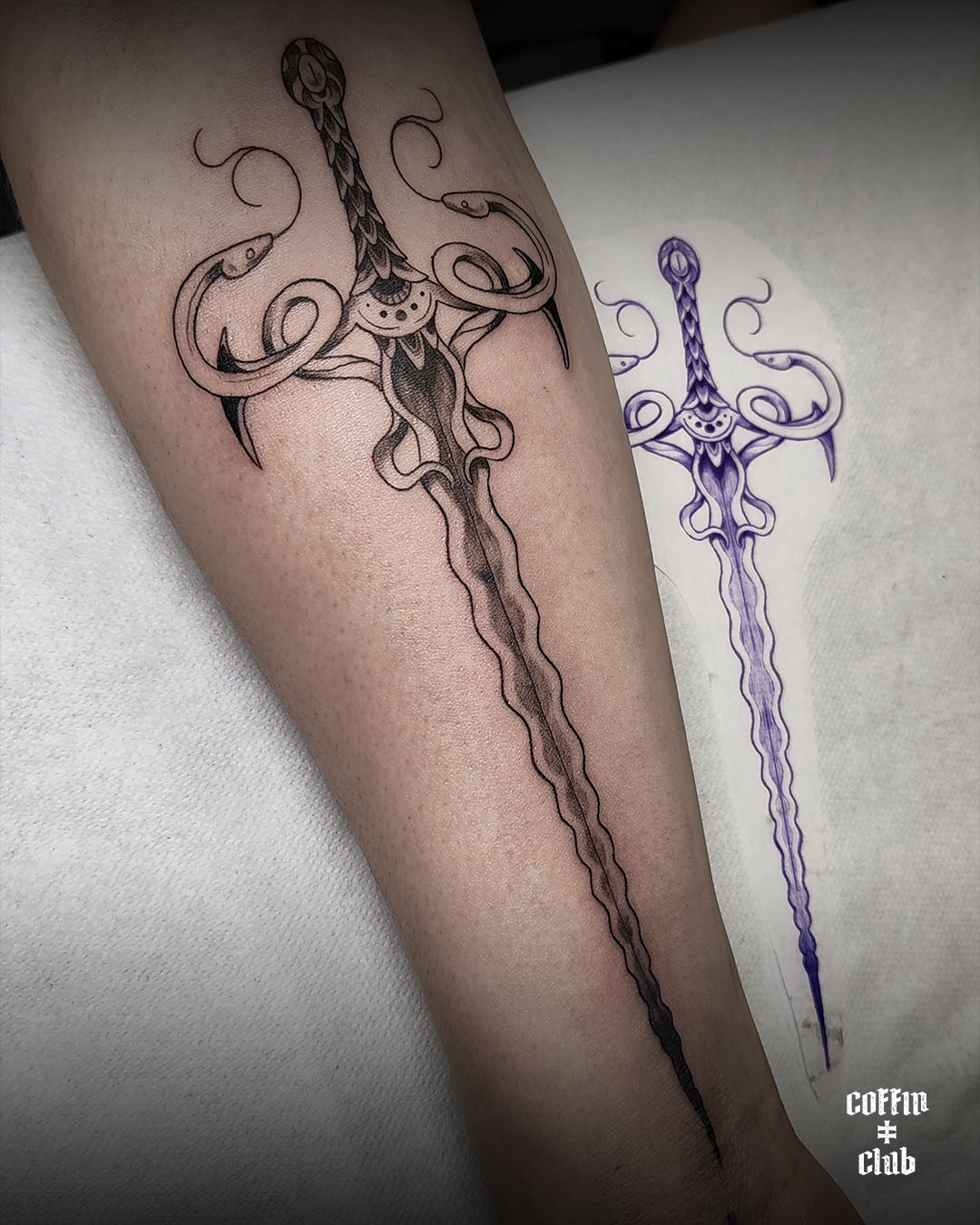 La tatoueur spécialisée en illustration/fantasy au Coffin Club de Lausanne