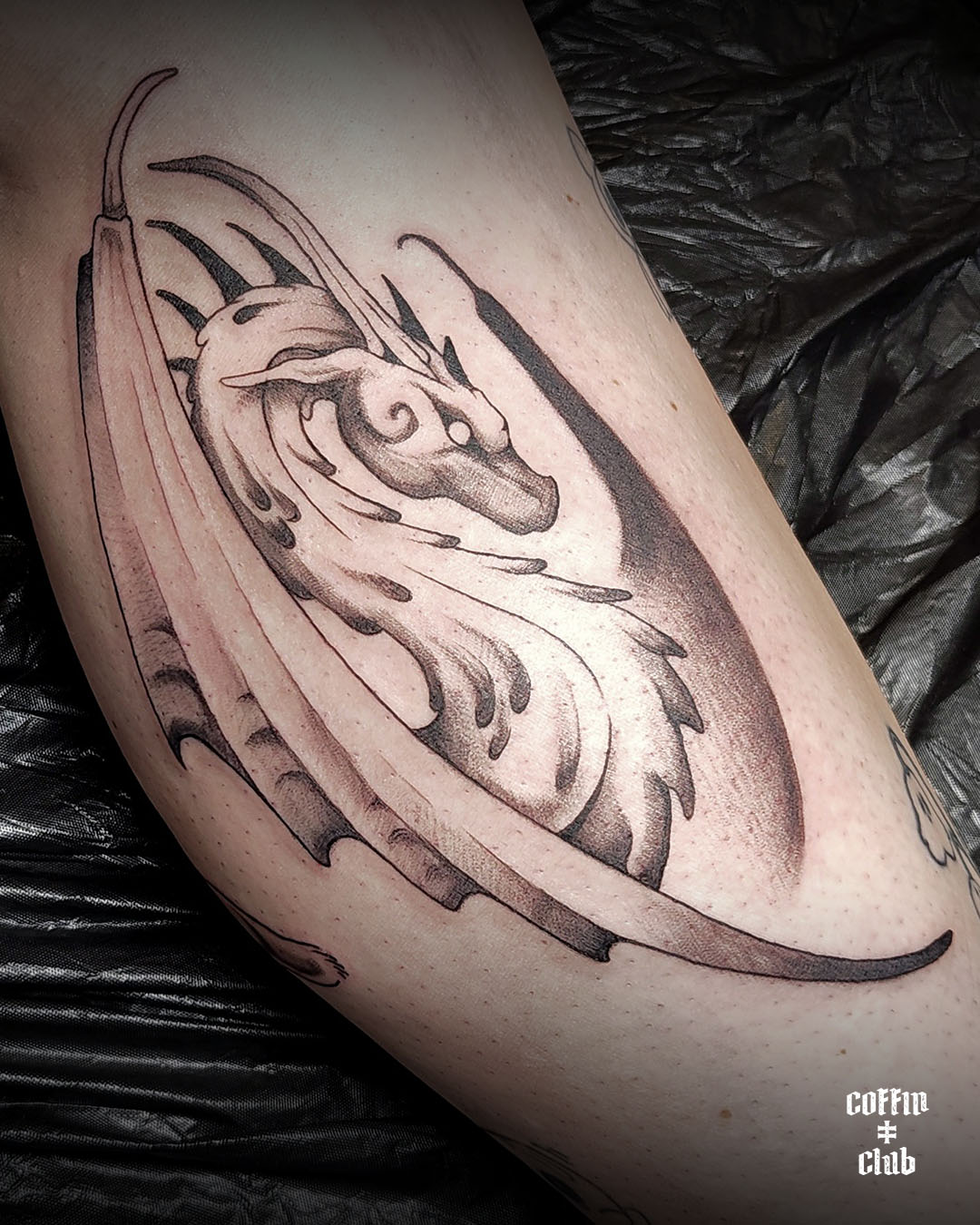 La tatoueur spécialisée en illustration/fantasy au Coffin Club de Lausanne