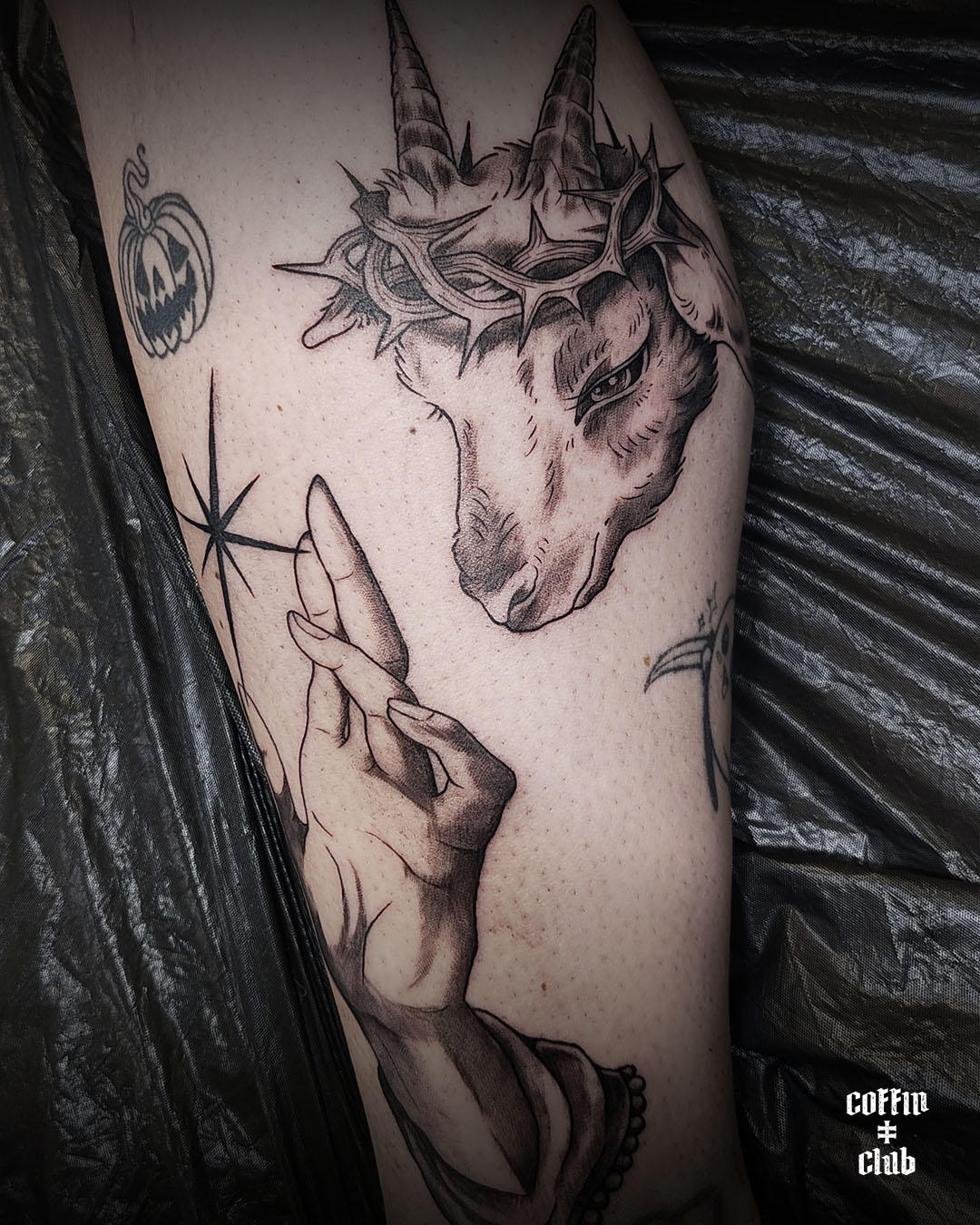 La tatoueur spécialisée en illustration/fantasy au Coffin Club de Lausanne