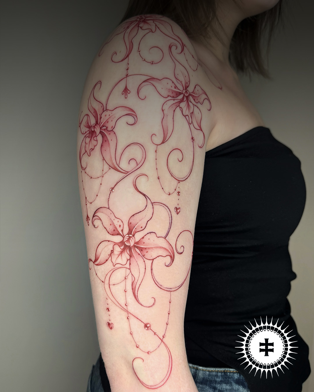 La tatoueuse Lorrainy spécialisée en fineline et neotribal au Coffin Club de Lausanne