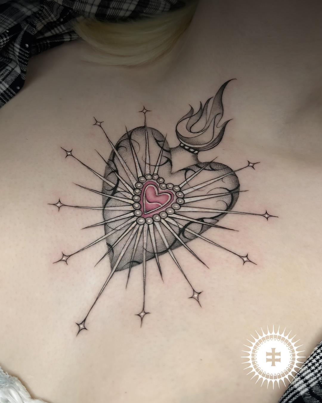 La tatoueuse Lorrainy spécialisée en fineline et neotribal au Coffin Club de Lausanne