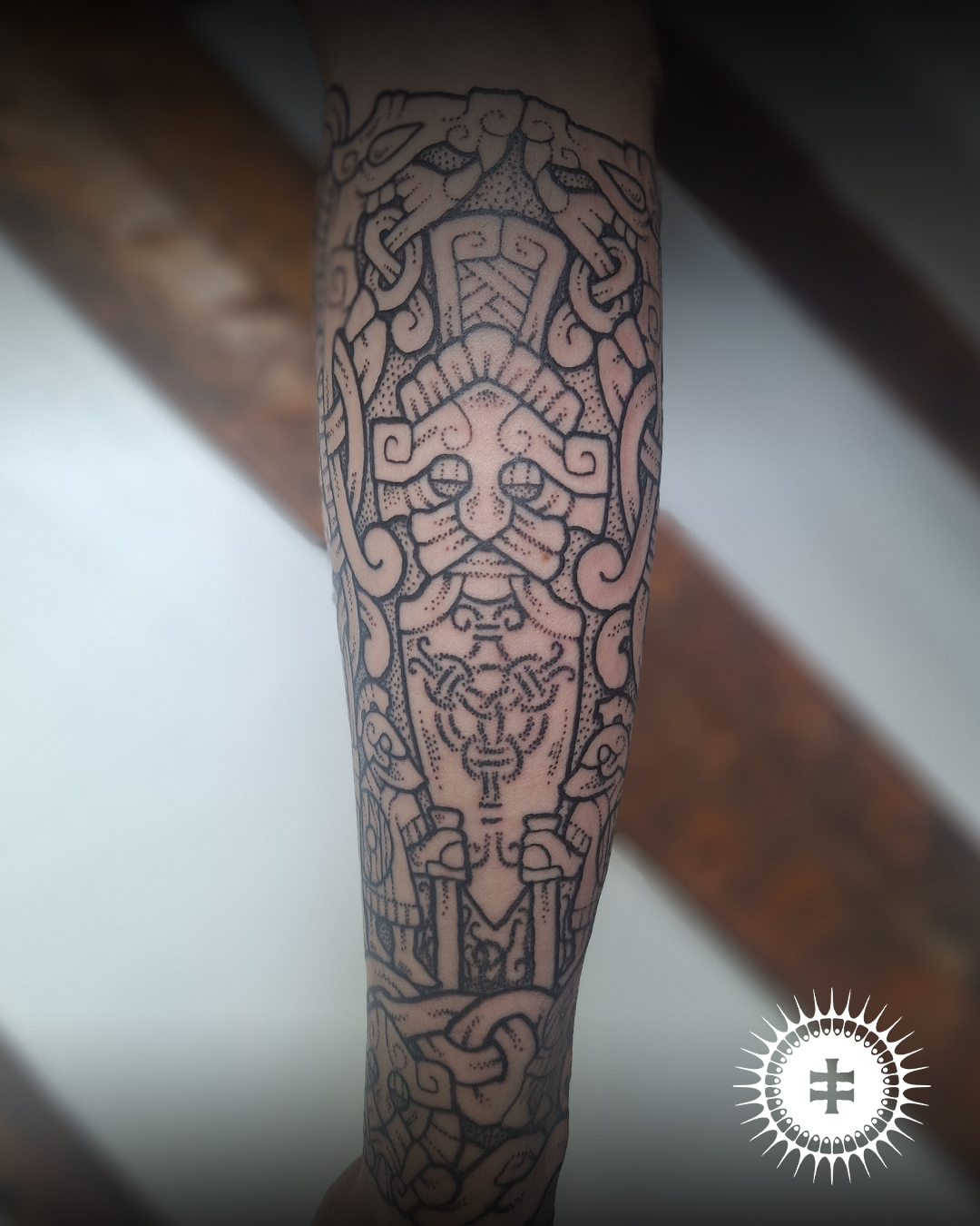 Le tatoueur Noromaor spécialisé dans le tatouage viking/nordique