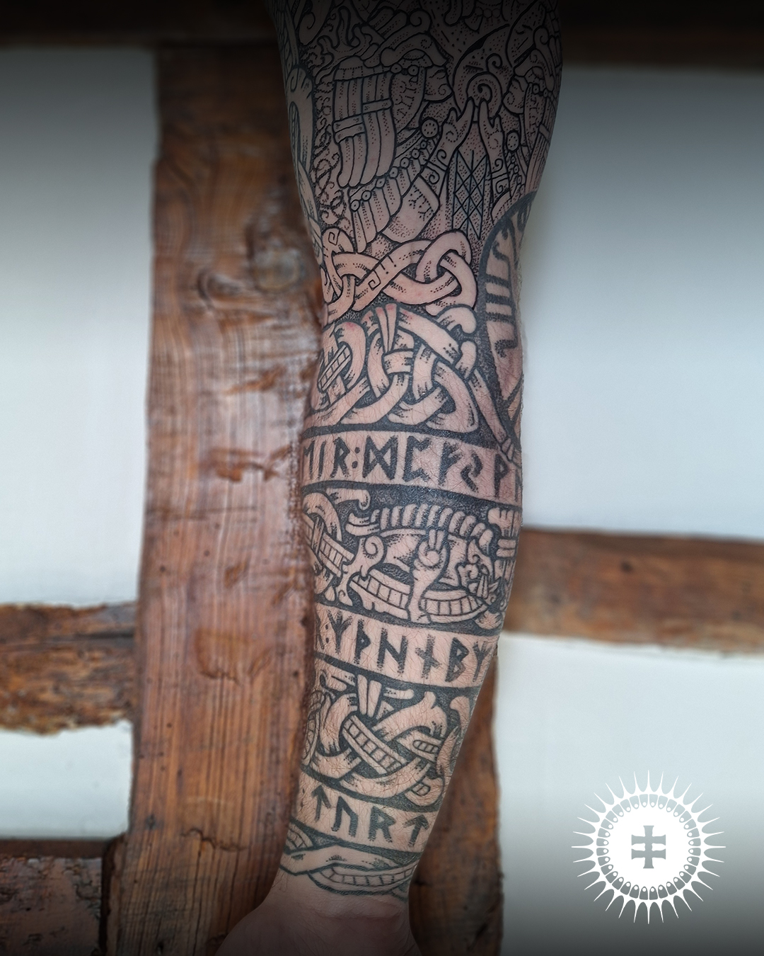 Le tatoueur Noromaor spécialisé dans le tatouage viking/nordique
