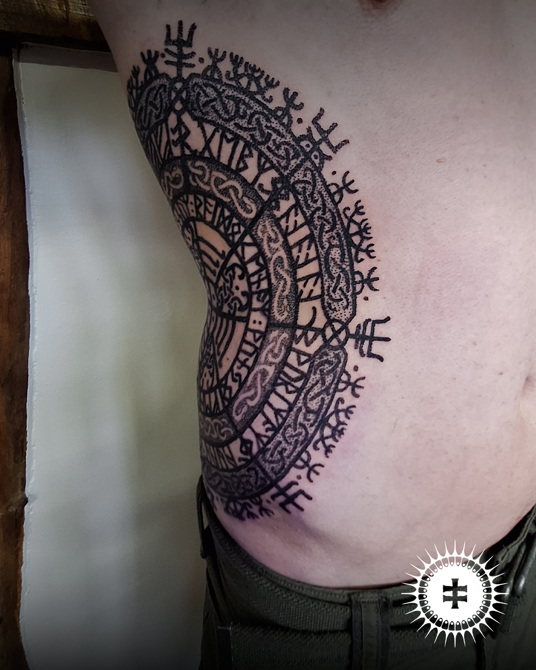 Le tatoueur Noromaor spécialisé dans le tatouage viking/nordique