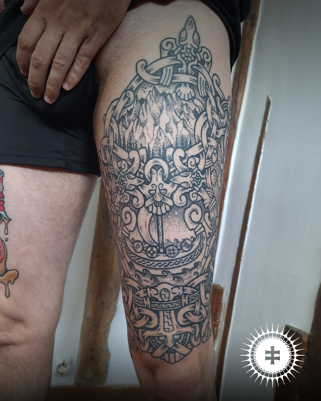 Le tatoueur Noromaor spécialisé dans le tatouage viking/nordique