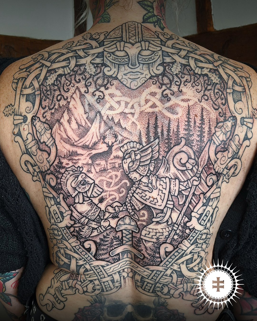 Le tatoueur Noromaor spécialisé dans le tatouage viking/nordique