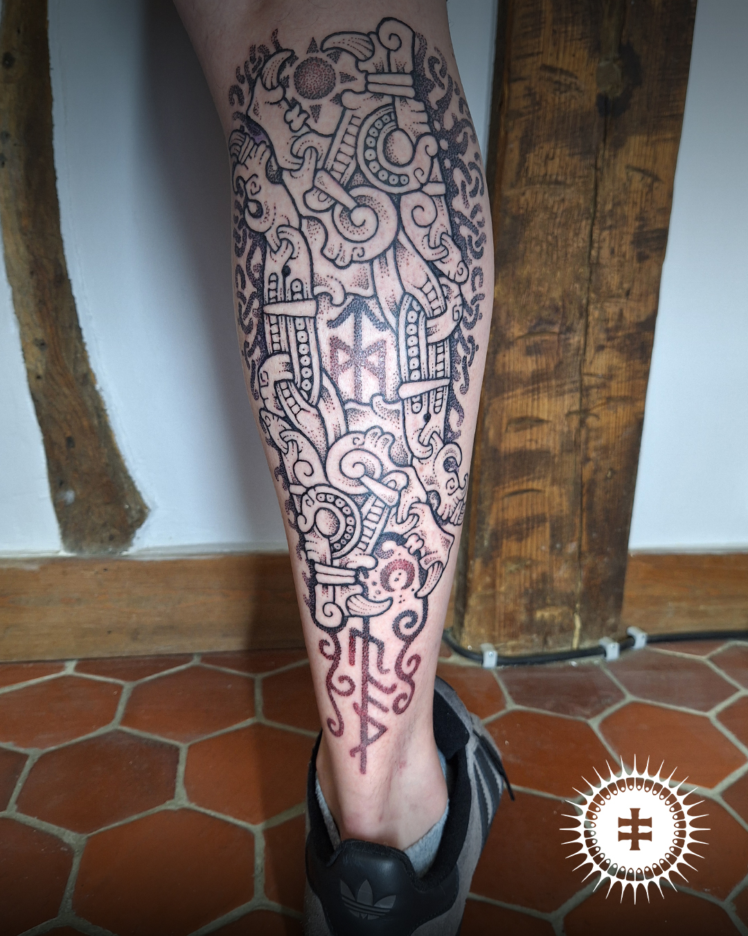 Le tatoueur Noromaor spécialisé dans le tatouage viking/nordique