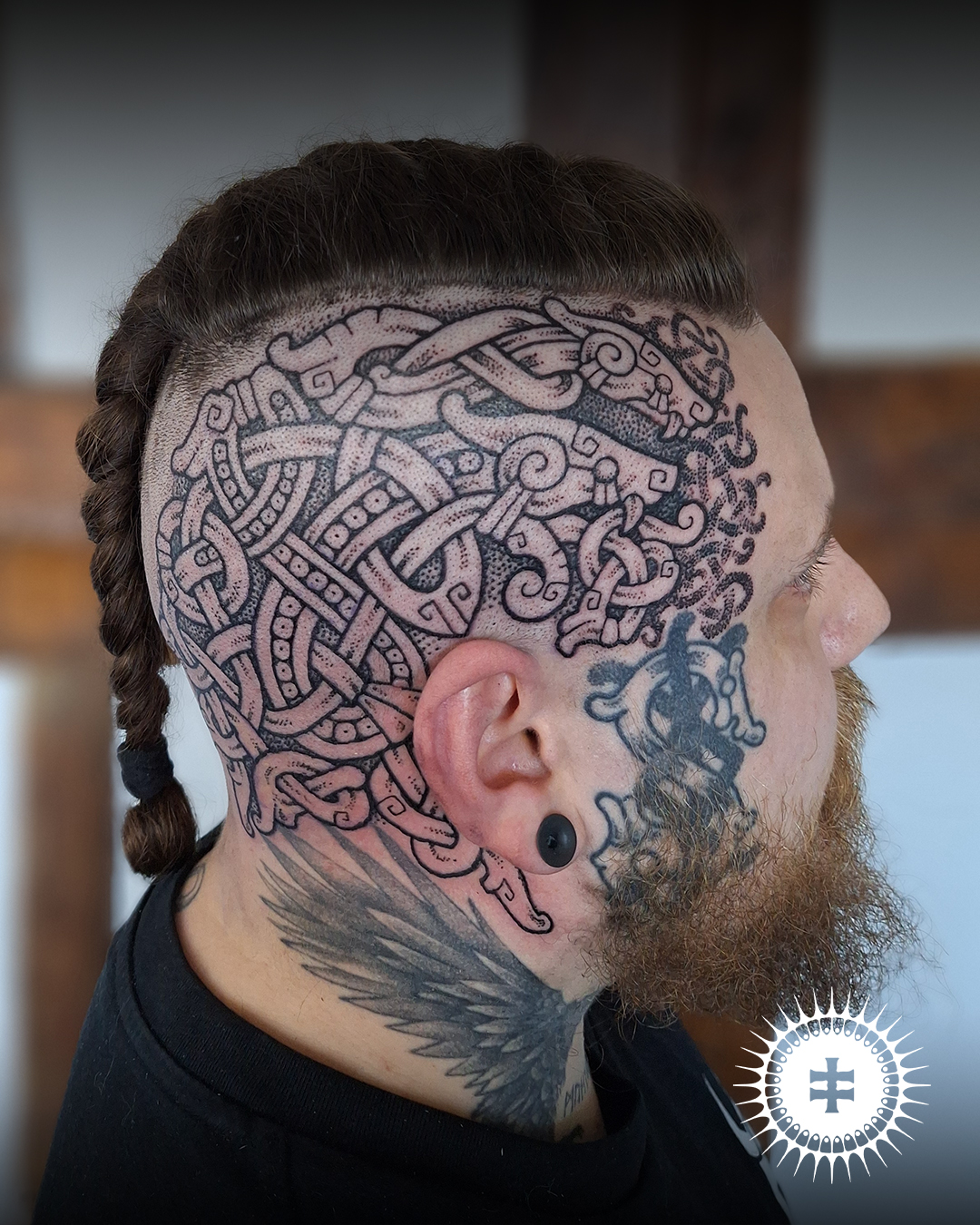 Le tatoueur Noromaor spécialisé dans le tatouage viking/nordique