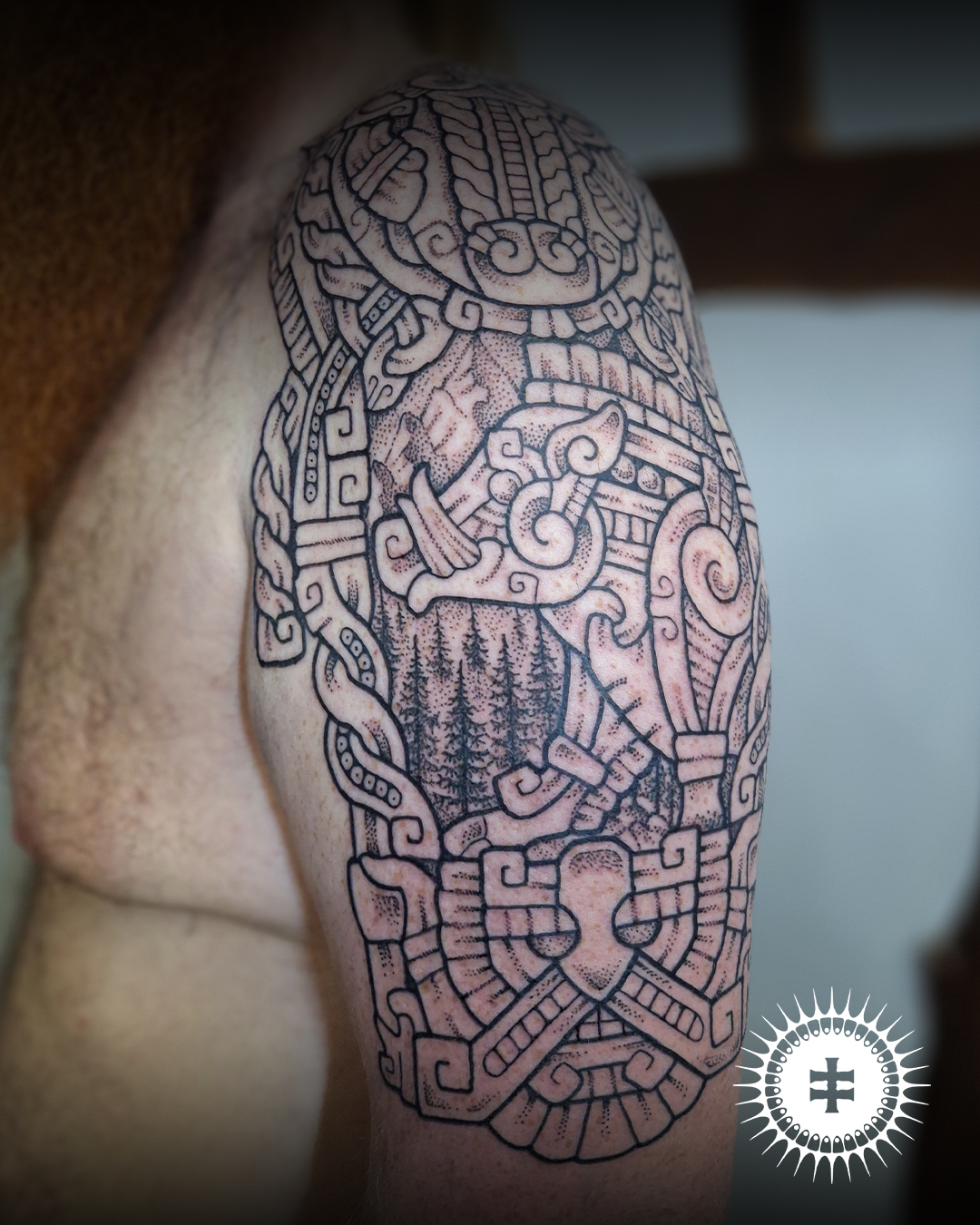 Le tatoueur Noromaor spécialisé dans le tatouage viking/nordique
