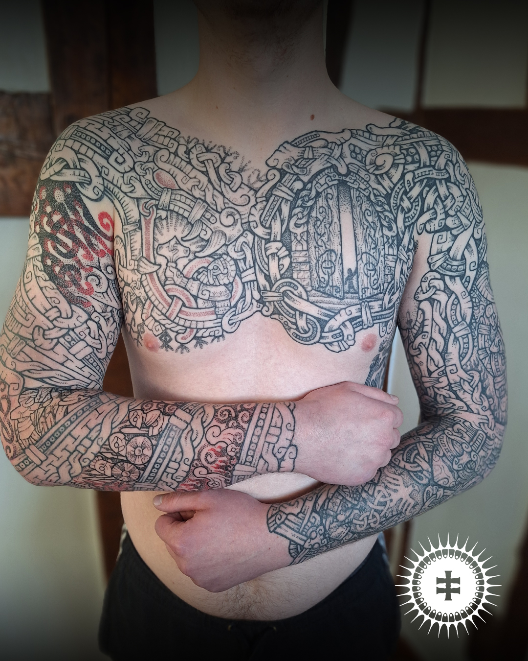 Le tatoueur Noromaor spécialisé dans le tatouage viking/nordique