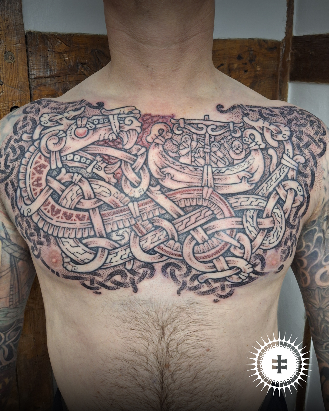 Le tatoueur Noromaor spécialisé dans le tatouage viking/nordique