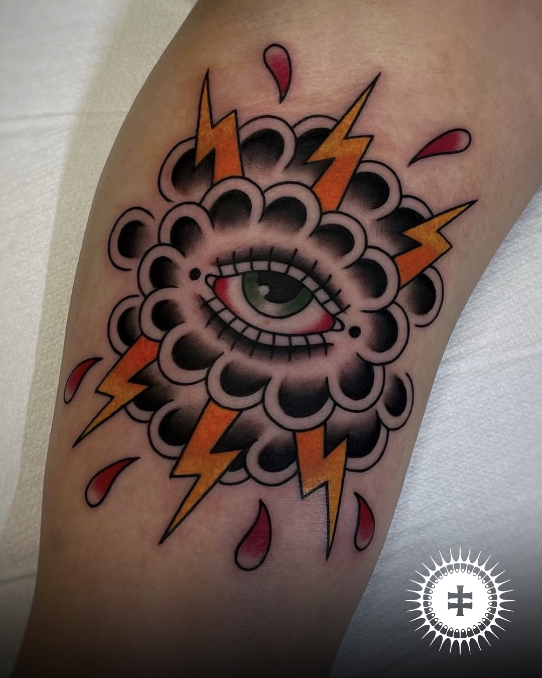 Le tatoueur trad LIAO au Coffin Club de Lausanne