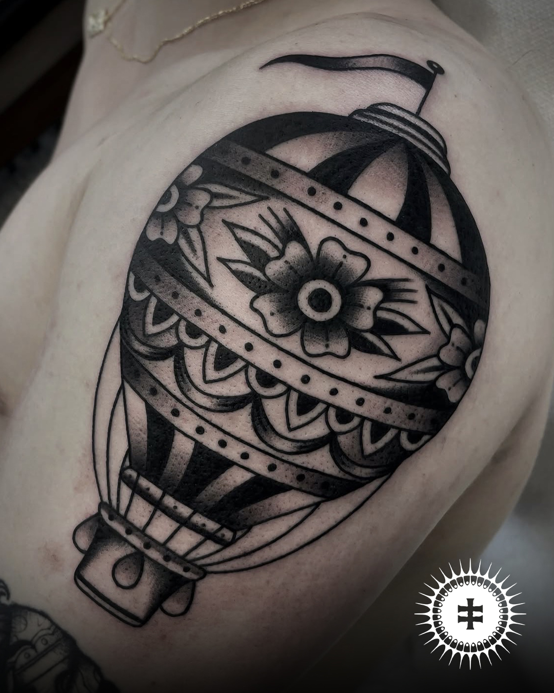 Le tatoueur trad LIAO au Coffin Club de Lausanne