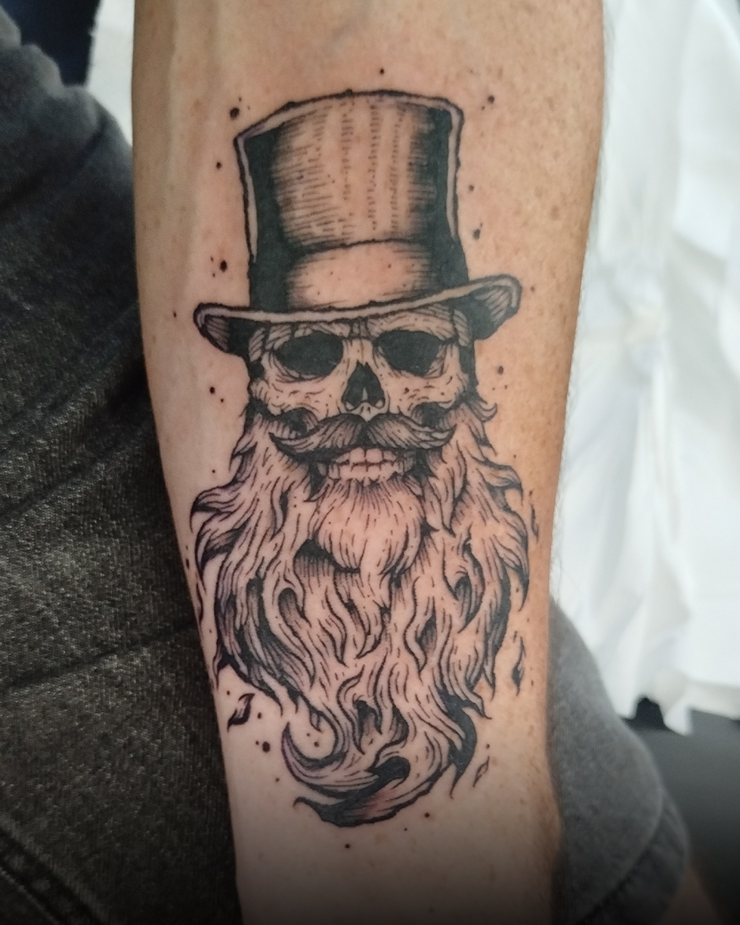 Le tatoueur Blacktosch spécialisé en gravure à Lausanne