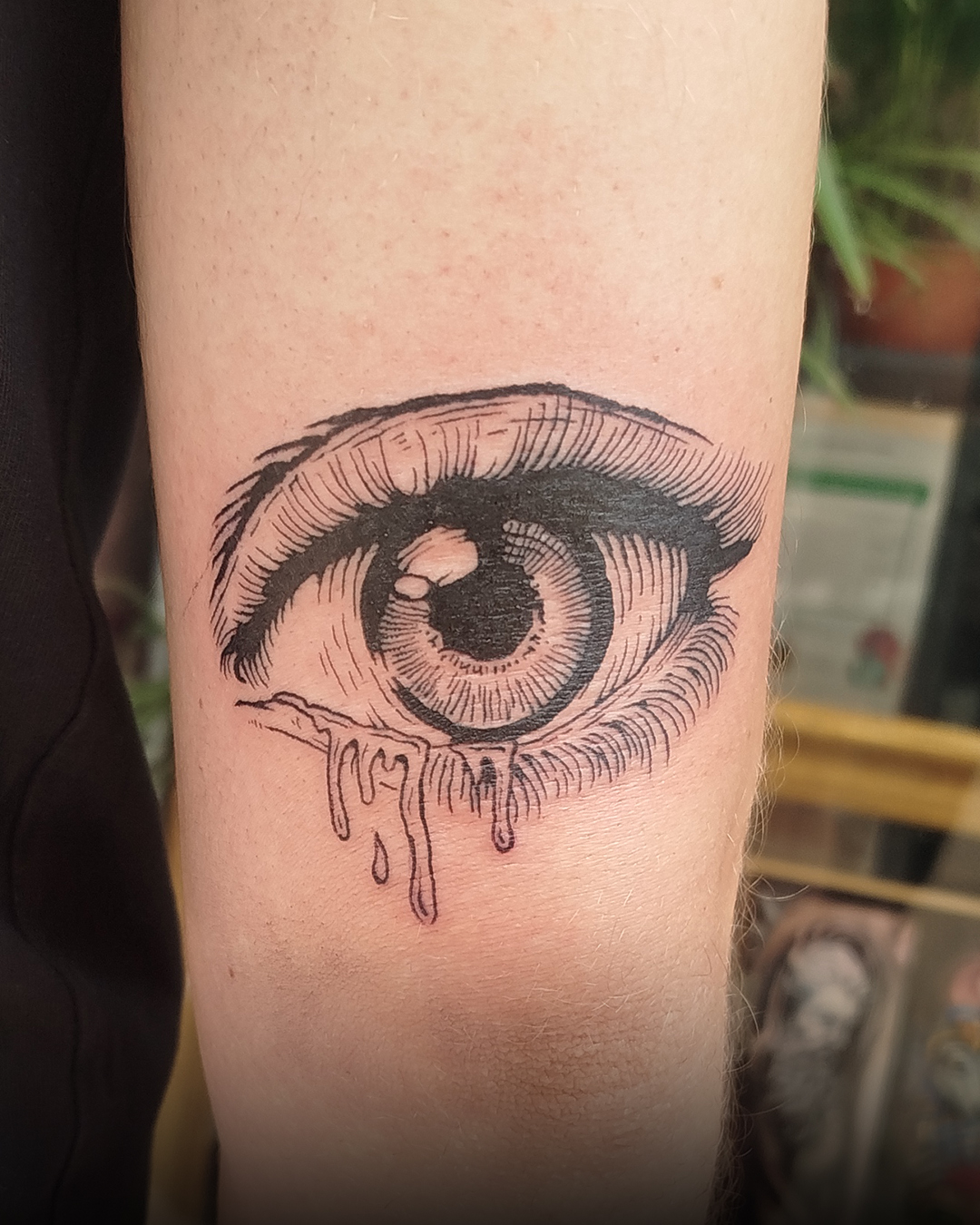 Le tatoueur Blacktosch spécialisé en gravure à Lausanne