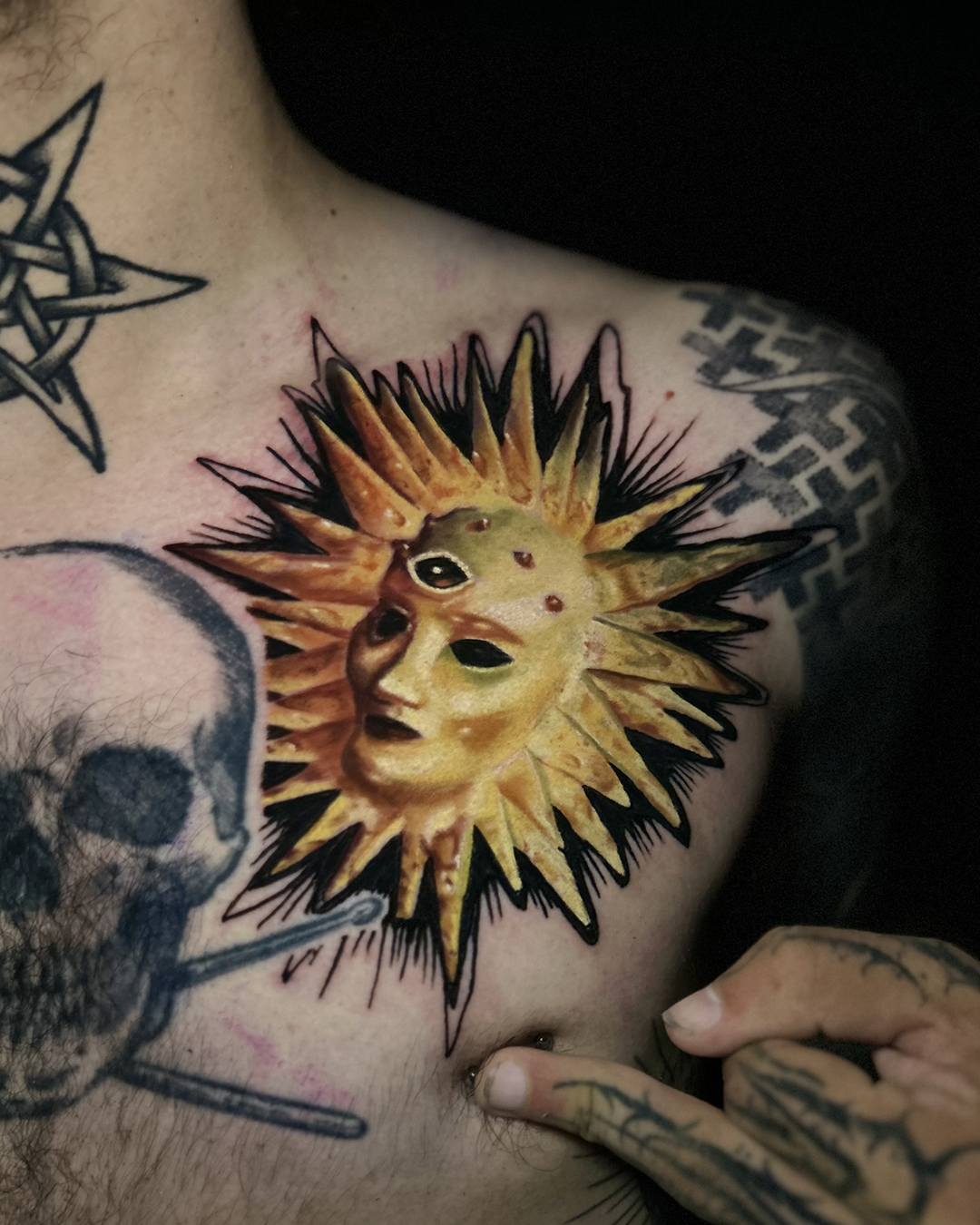 La tatoueuse Io Nerner spécialisée en réalisme à Lausanne