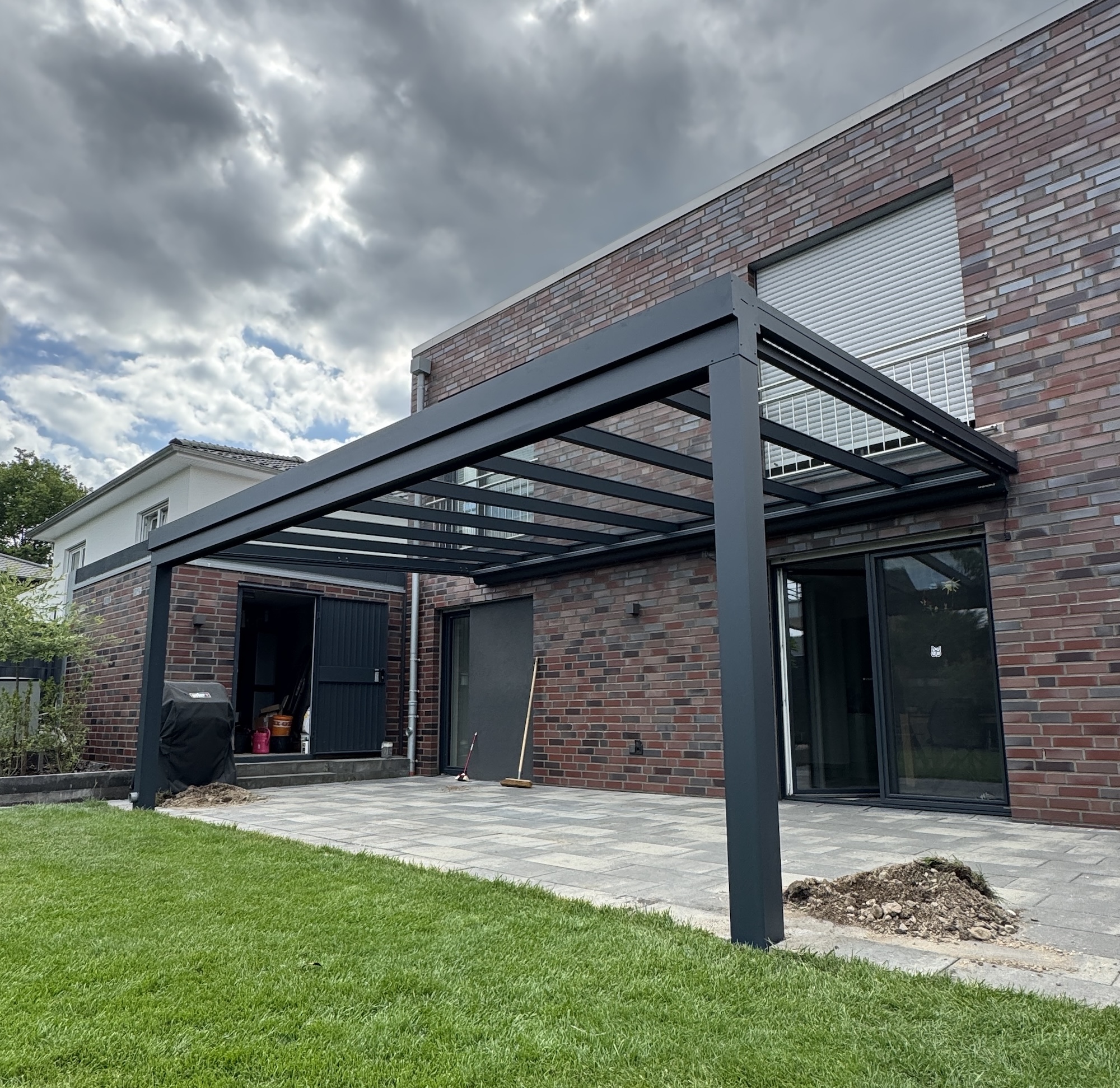Terrassenüberdachung aus Aluminium und Glasdach. Mit elektrischer Unterglasmarkise der Marke WAREMA. 