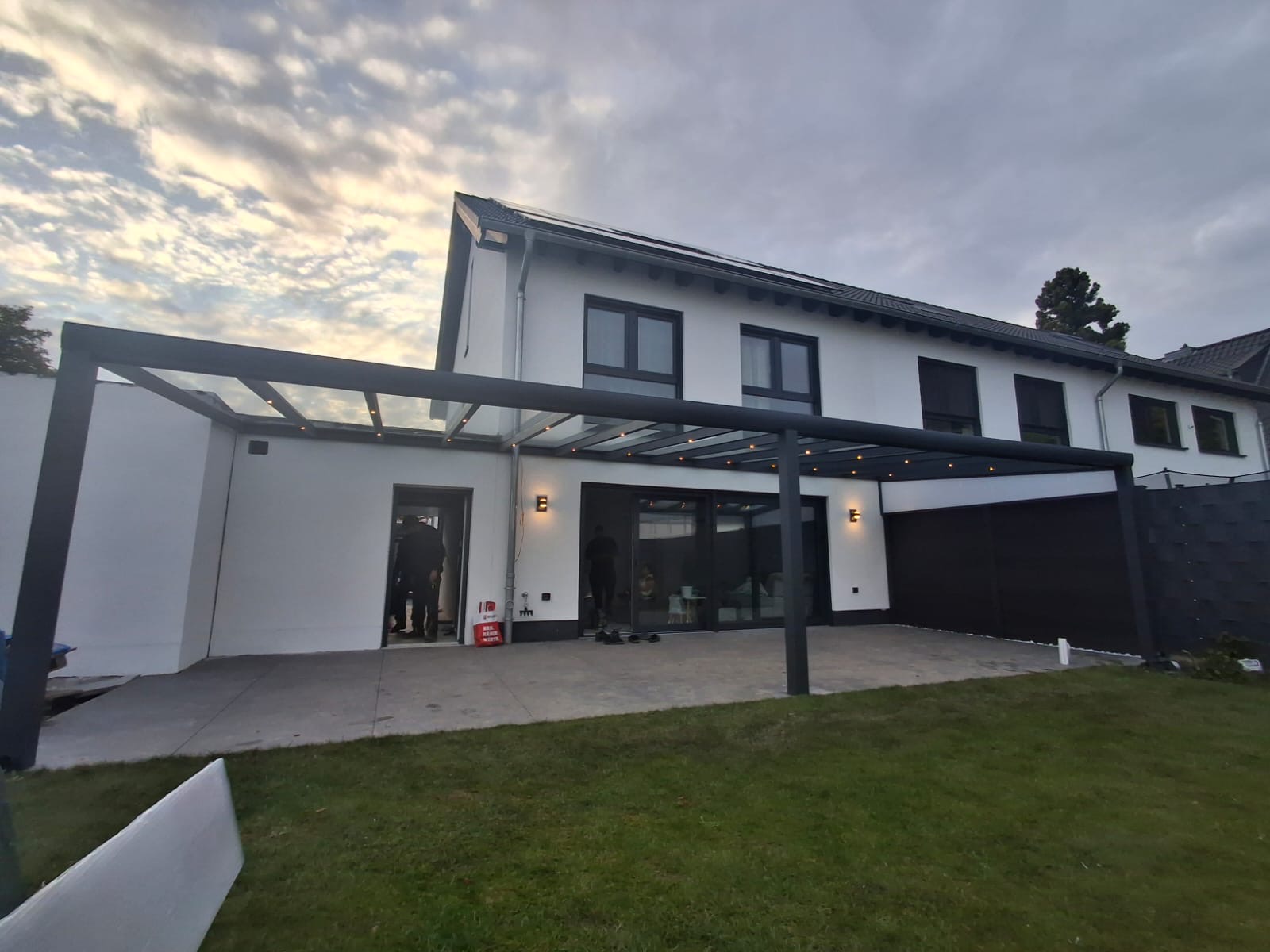 Große Terrassenüberdachung aus Aluminium und Glas mit LED Beleuchtung