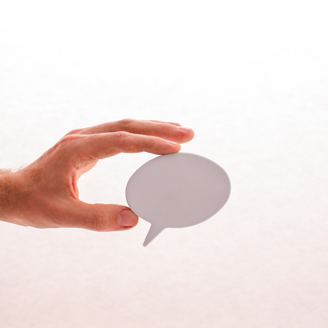Une main avec une bulle de conversation.