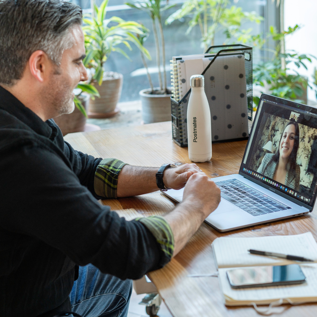 Quadragénaire en session avec sa coach en anglais.