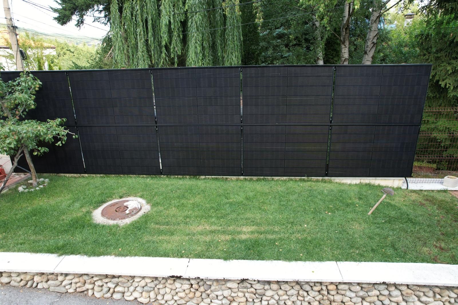 RAULI FENCE -aurinkoaita mustilla paneeleilla tontin reunassa Bulgariassa