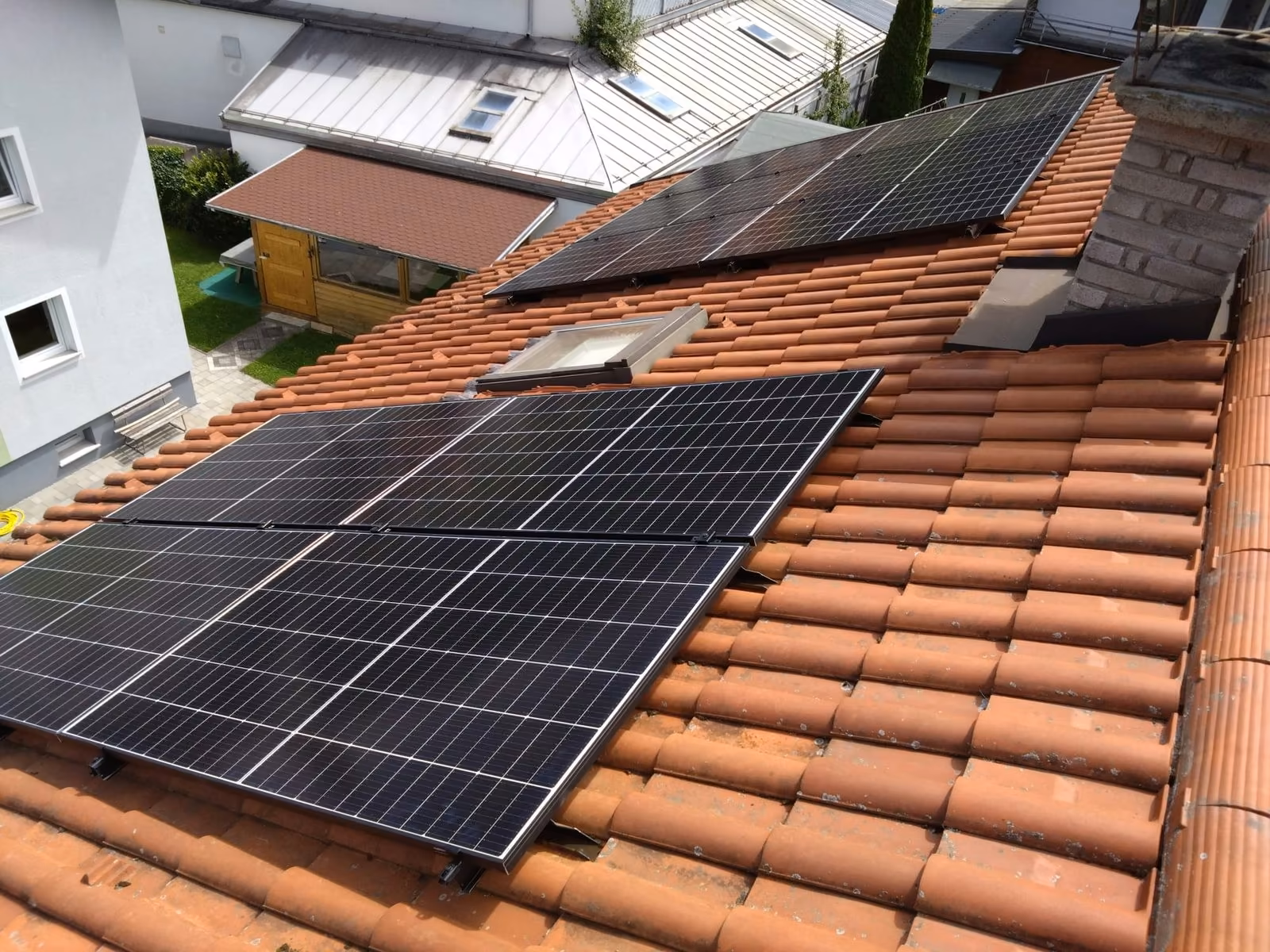 RAULI BLACK mounting system with solar panels on a clay tile roof in Austria