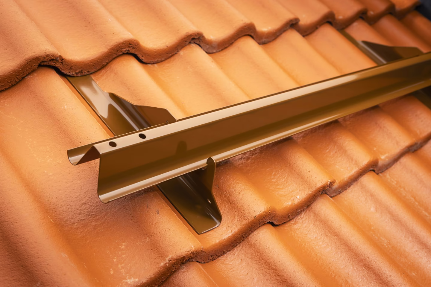 RAULI black in terracotta color in a tile roof.